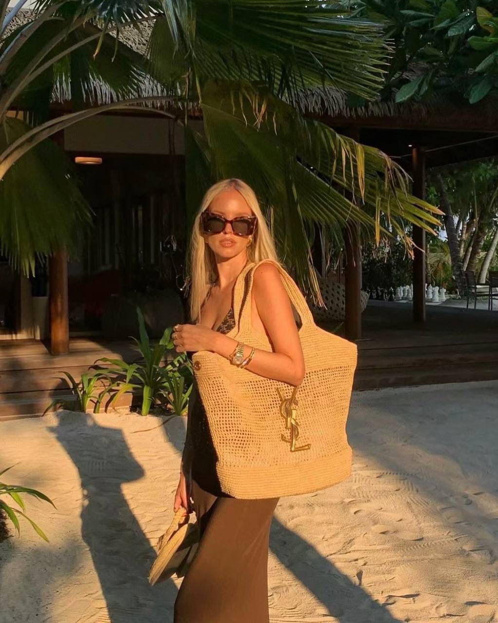 ⏰即将到货 ys1 icare拉菲草编包🏖️ 这只包的全皮款本来就特别好看 把它改成草编包真的太明智了 一个秋冬背，一个春夏背 这只草编包完全满足了喜欢背大包的姐妹的需求 其他草编包啊，几乎都是菜篮子的形状 说实话，菜篮子做大了真的不太好看，也不好背 草编icare的出现真的大大满足了 又美又好背☺️🏖️☀️ 这只包是师傅一针一针勾出来的 所以产量不会多，出货时间也慢 除了出货难出货慢，真的没有缺点 先下单先安排咯～ 55×43×5cm772191m