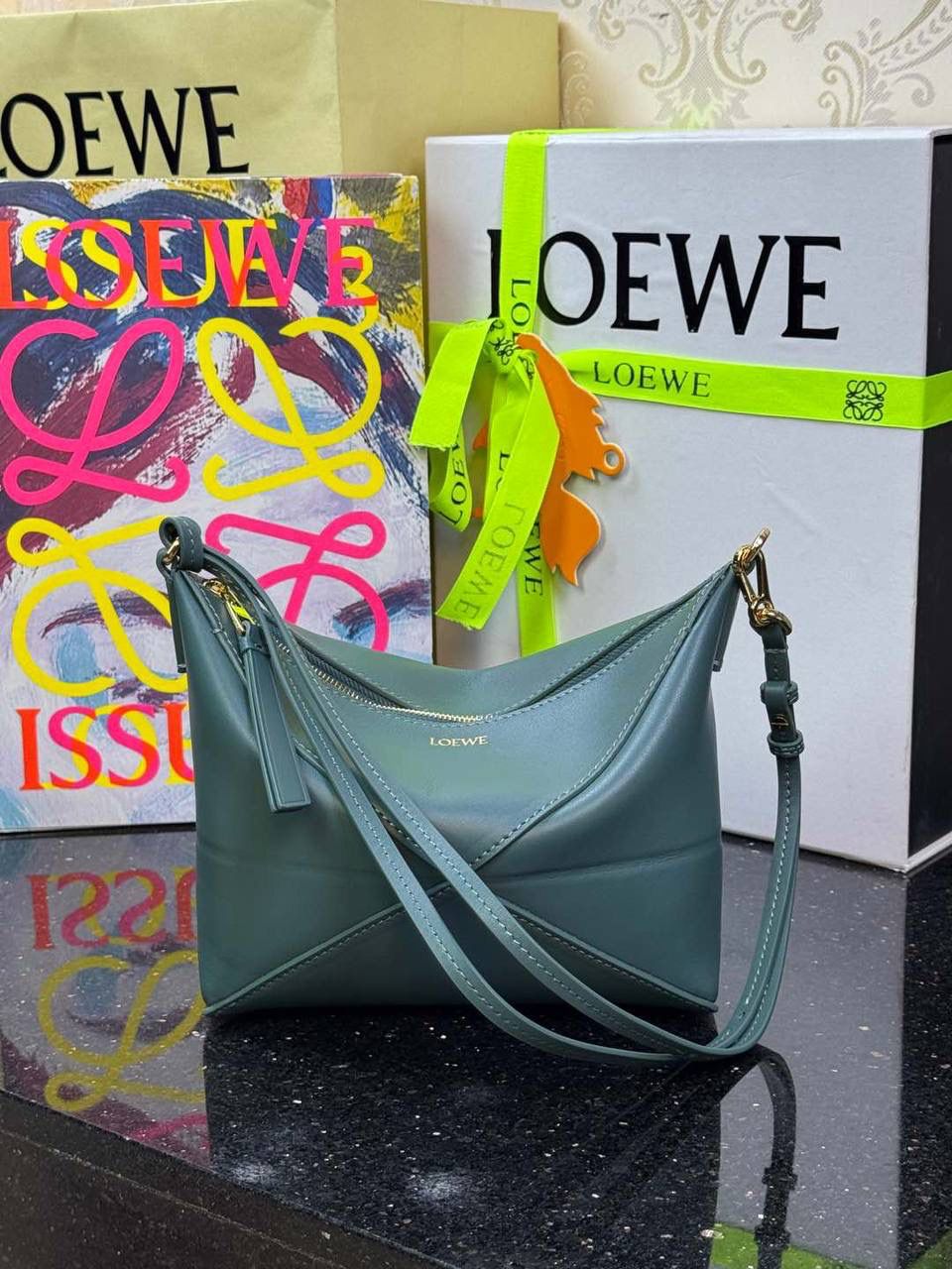 ♥️𝙋𝙪𝙯𝙯𝙡𝙚 𝙁𝙤𝒍𝒆 ——【香根草绿】 尺寸：𝟐𝟑-𝟔.𝟓-𝟏𝟓.𝟓𝐜𝐦 编码：522404 🎈经典几何为造型，以及柔软细腻的Napa牛皮，升级为可完全折叠的手拿包。 🎈自带一根🉑拆卸🉑调节的肩带，一包多背，多样化风格，秀场大放异彩😃日常实用性强👌 🎈配全套专柜礼盒🎁，给你满满的仪式感👀