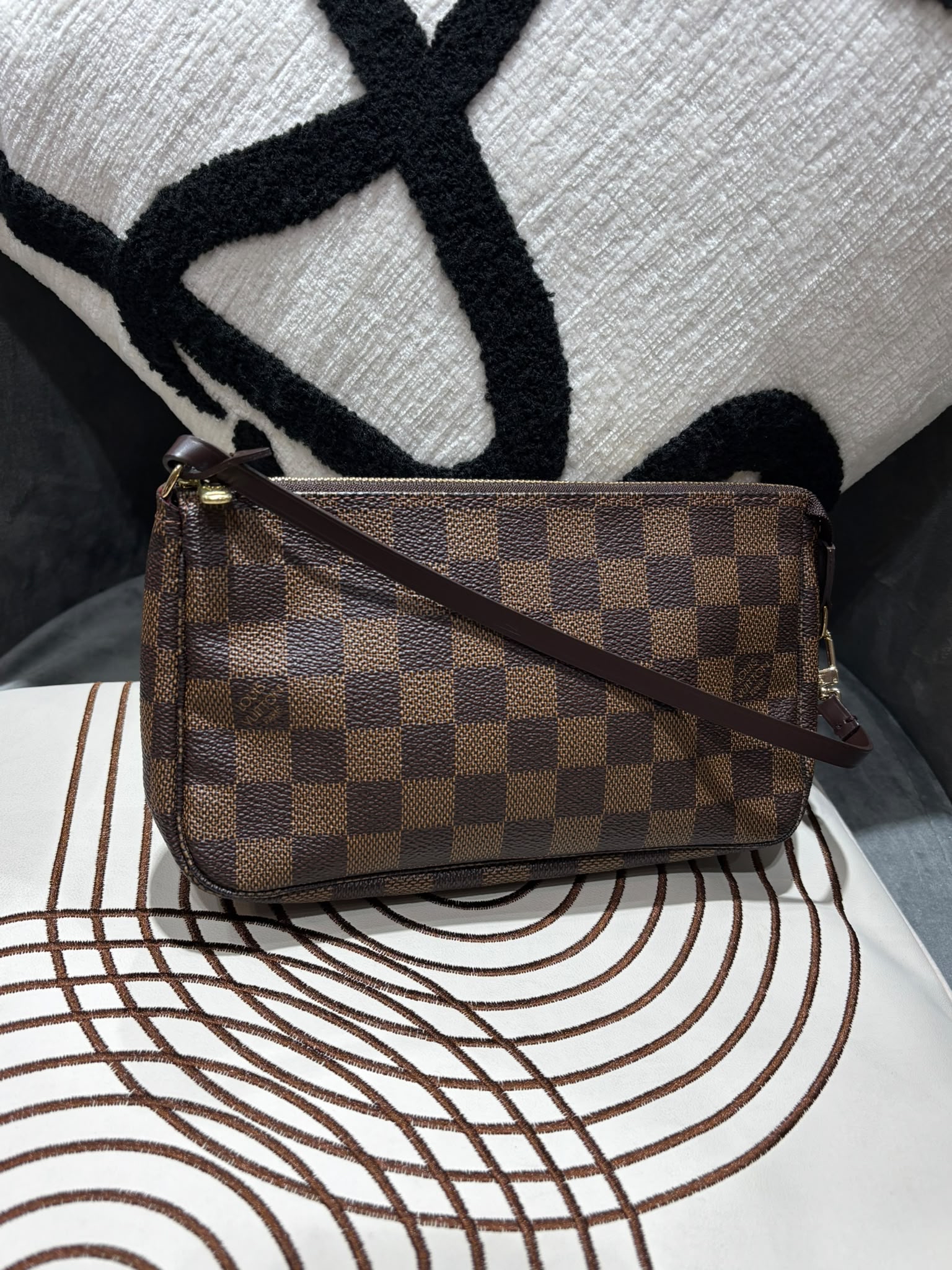 未使用品 LV Pochette Monogram 100%Authentic, unused 未使用品
