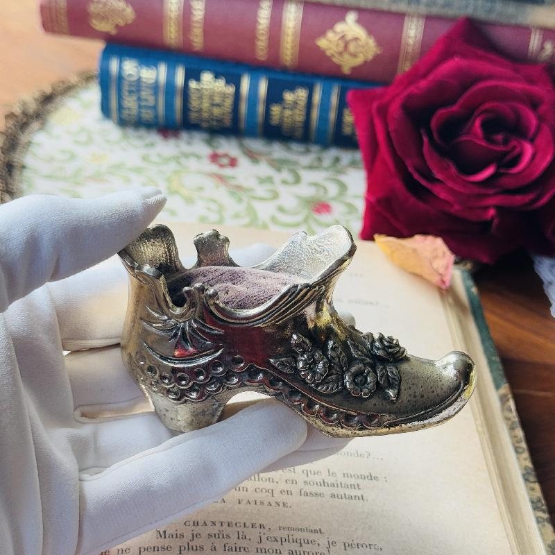 Vintage C.a. 1960-70s Elegant Solid Metal Rose Embellished Shoe Pin Cushion (MT2227)