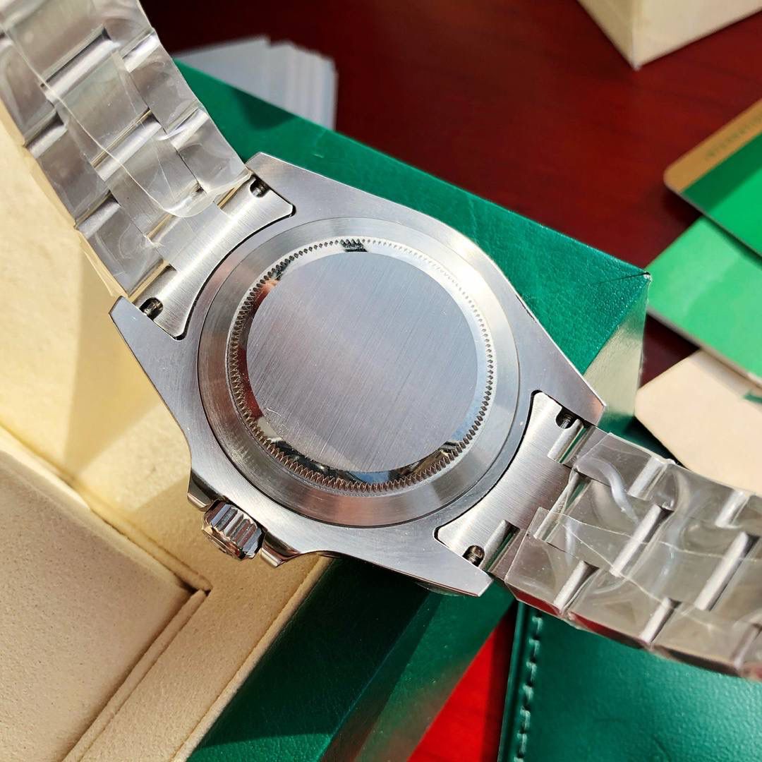 新款硬货！劳探险家来啦！戴出去撞款率极低的一款劳力士！烂大街的不要！绿水鬼都没有你帅气！将昨天的自己甩在昨天，今天，你好！表盘直径为42mm，带有小窗凸透放大日历十分方便读取。优越的质感佩戴更舒适。劳力士之所以被称为“一劳永逸”，除了抗造和惊人的保值率，还有业界领先的走时精准度，我们给这个探险家装载了瑞士原装ETA-2836机芯，瑞士机的口碑大家都知道，精准稳定性没得说！终身保固！劳力士经典的外观和精湛的工艺深受市场追捧，感觉非常低调沉稳，像个不爱张扬、不喜炫富，但仔细端详细节，有一种年轻的张扬和朝气！