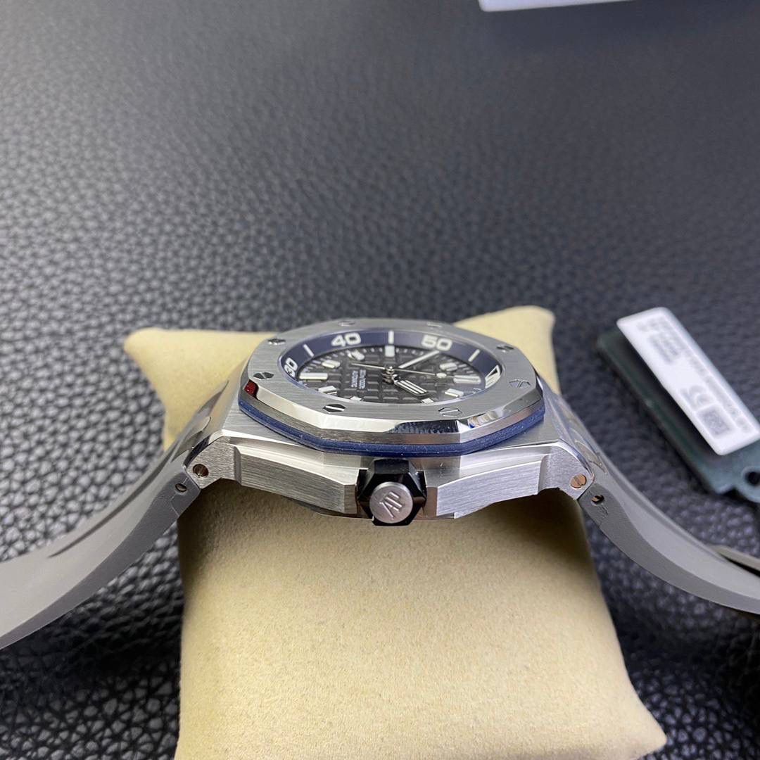 新款亮相 爱彼潜水表——新款爱彼15720！腕表尺寸42mmX14.2！ 1:表壳采用精钢表壳，搭配防眩光处理蓝宝石水晶玻璃表镜和表底，黑色陶瓷旋入式表冠，全部数据材质采用正品扫描对标。 2:机芯采用9015改全新的Calibre 4308自动上链机芯，走时稳定，无售后忧虑 3:独家最强机芯夹板打磨，更加立体。全新特调陀片颜色 4:最人性化的活动头粒缓冲，确保吻合正品 5:表盘镌刻“Méga Tapisserie”超大格纹装饰，搭配荧光立体时标和皇家橡树指针，黑色旋转内表圈搭配米色0至15分钟区域 6:采用进口夜光填充，最持久的夜光和最齐的内应刻度 7:原装一致倍数放大镜日历窗口，超强通透性 8:表带采用最新款开模的进口橡胶带，无论纹路颗粒还是质量全部吻合正品，质感更高级。 功能走时精准稳定！