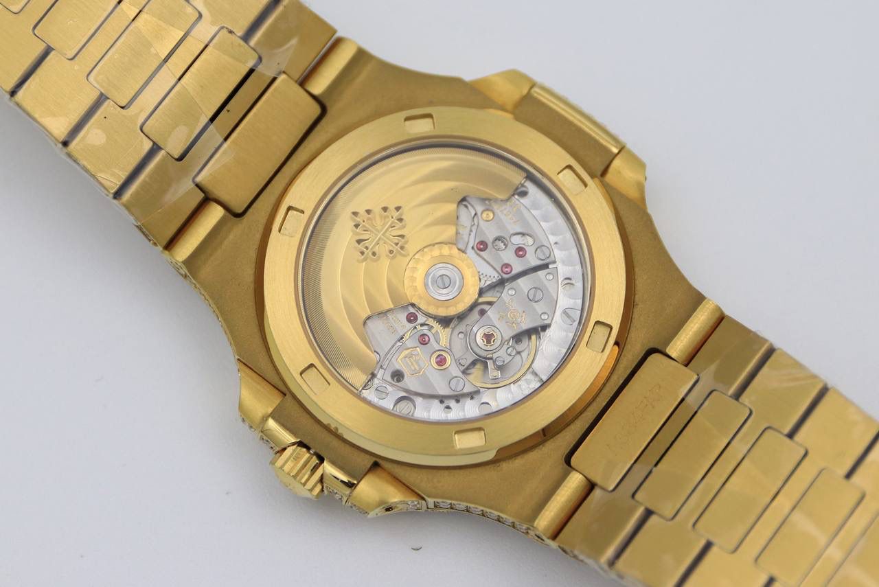 百达翡丽鹦鹉螺满天星V3版。少量到货！！！独家还原正品后镶钻。 全新修正V2版不足的四大细节： 1.表盘上12个条形刻度，根据原装5711字钉开模，效果保持了跟原装一致的黑油条形夜光刻度。 2.全新定制原版324机芯，V3版本机芯摆轮位置与原装一致，CNC数控技术打造机芯夹板，深度洗花和刻字，效果保持了原装应有的细节，机芯结构还原度极高。 3.表带升级还原正品后镶钻侧面表带镶石工艺：挑战难度极高百达翡丽鹦鹉螺侧边镶钻表带R8制表师历练数年多次，尝试过无数种加工工艺，即使再难也有破釜沉舟的心态，如今终于大功告成，还原正品后镶钻效果，是目前唯一可以做到表带侧边镶钻工艺。 4.指针升级：秒针中心点升级为针轴秒针。 （让你体验最奢华百达翡丽鹦鹉螺）