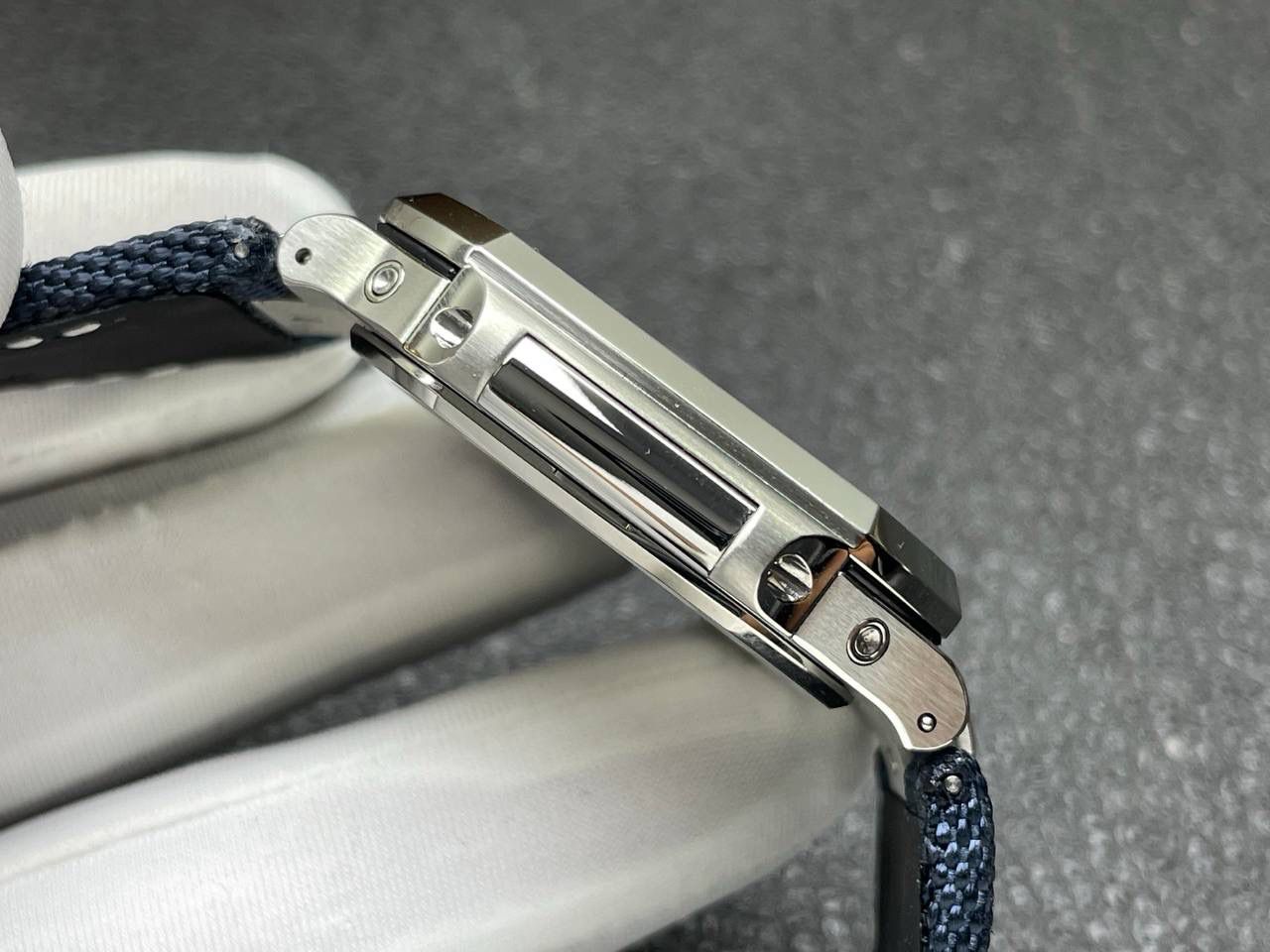 🌐百达翡丽 推出设计与美学： Cubitus 5822P-001表壳尺寸 45毫米（对角线测量） ，这款腕表的心脏是 Caliber 240 PS CI J LU 自动上链机芯🌐