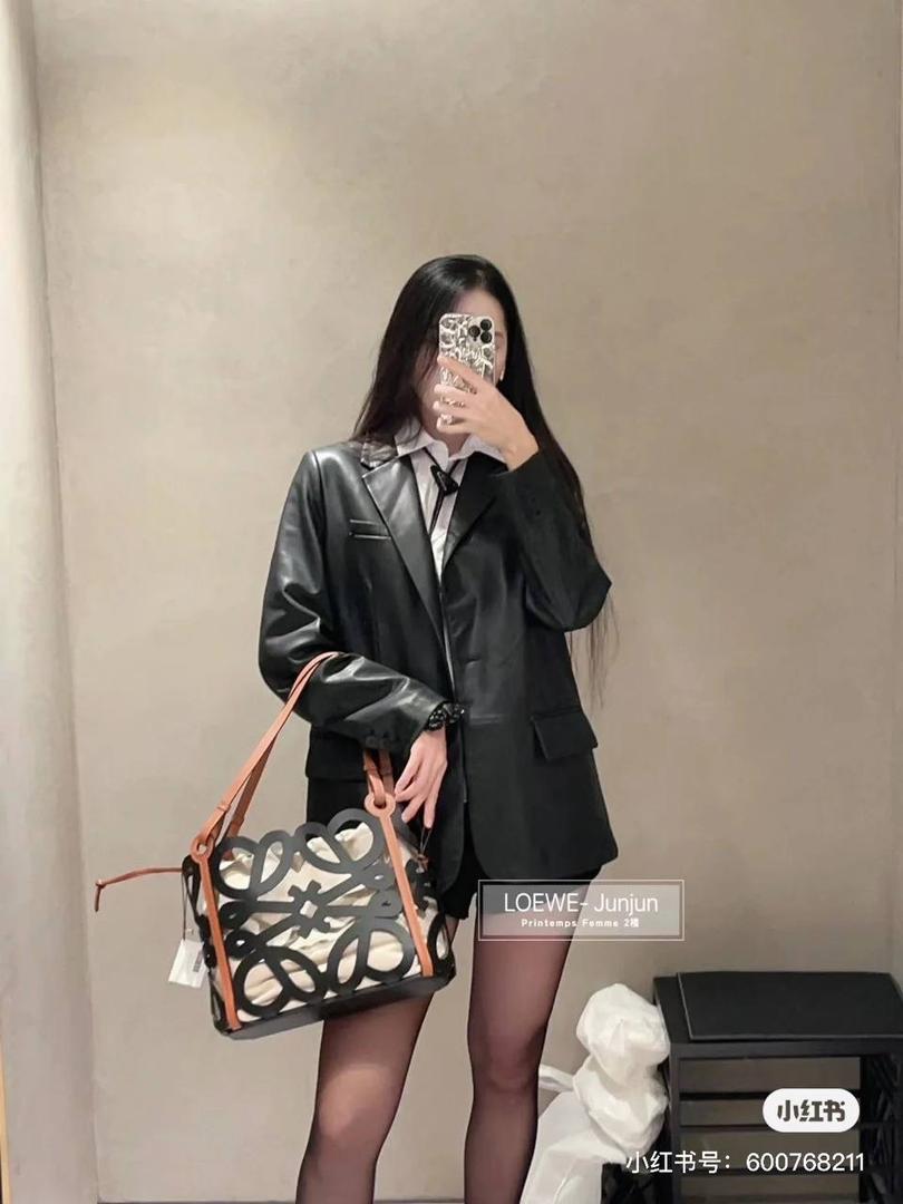 📍小号𝘼𝙣𝙖𝙜𝙧𝙖𝙢 𝙏𝙤𝙩𝙚镂空包 —【黑色到货😍】 编码：652210 尺寸：𝟑𝟐-𝟏𝟐-𝟐𝟓.𝟓𝐜𝐦 ❤️以品牌经典Anagram图案镂空牛皮革制成，搭配牛皮革提手肩带和人字形棉帆布束带内袋。 ❤️可肩背或手提。包包自重轻，容量大，优雅与洒脱，自由切换。