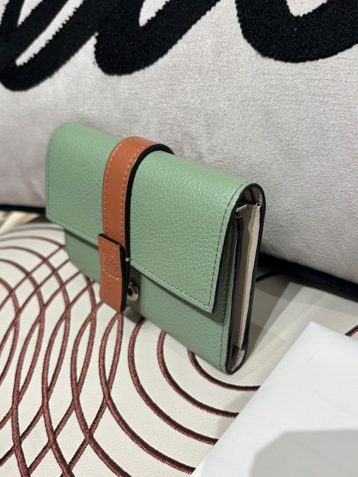Loewe vertical Wallet Calfskin  100%Authentic, 98%New  ✅專門店收據✅dust bag  