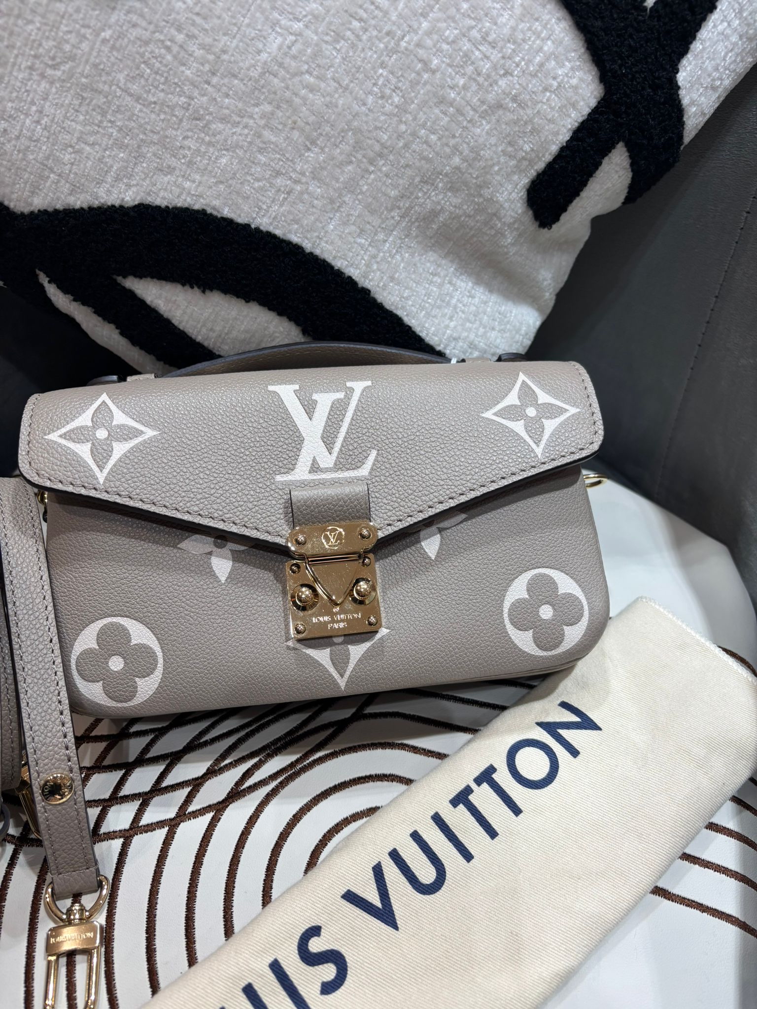 Lv Metis east west Calfskin 100%Authentic,98%new ✅dust bag  