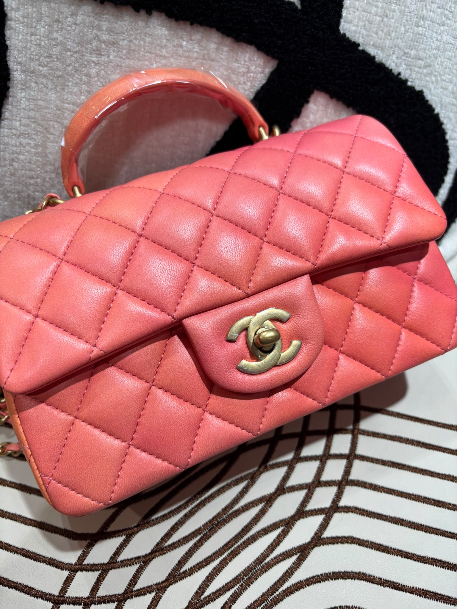 全新 Chanel mini flap bag with Top handle cf20cm 100%Authentic,100% new全新貨品   ✅專門店收據✅晶片✅dust bag✅盒