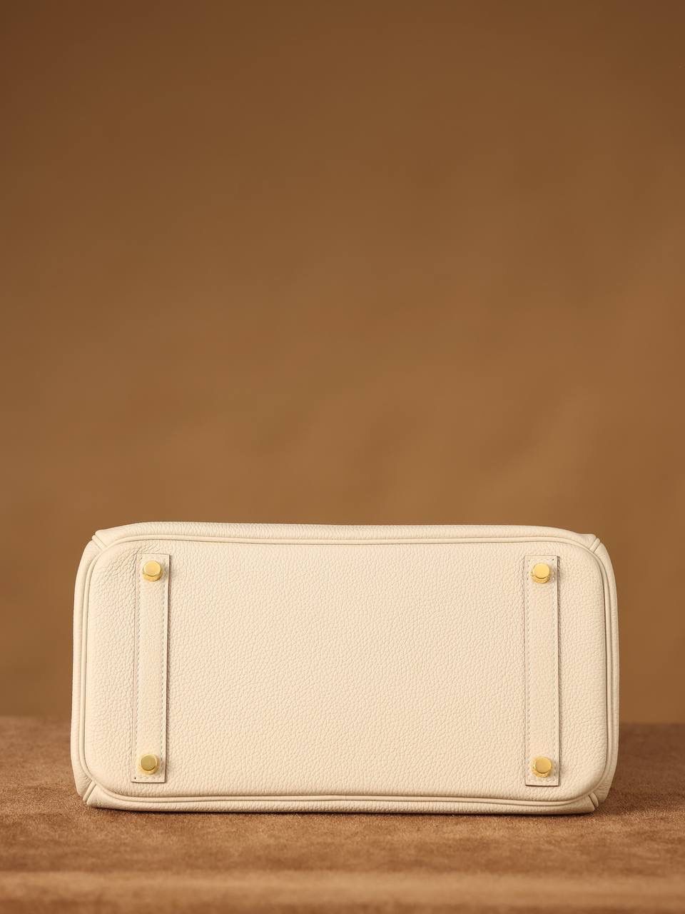 Hermes 爱马仕 Birkin30cm 奶昔白金扣👜✨ Birkin 独家渠道货 独家欧洲原厂皮原厂五金组装的ZP尾单货 尺寸：20 X 25 X 13CM 尺寸：22 X 30 X 16CM Birkin我们采用的是进口原厂Togo真皮，什么是Togo皮呢？ Togo皮：最经典的Birkin用皮。表面是均匀的颗粒状，类似荔枝纹，有光泽。皮质较硬，容易保持包包的形状，相对较轻，触感比较柔软，耐磨耐用； 我们用的是纯原、原厂皮就是和原版专柜一样的皮！