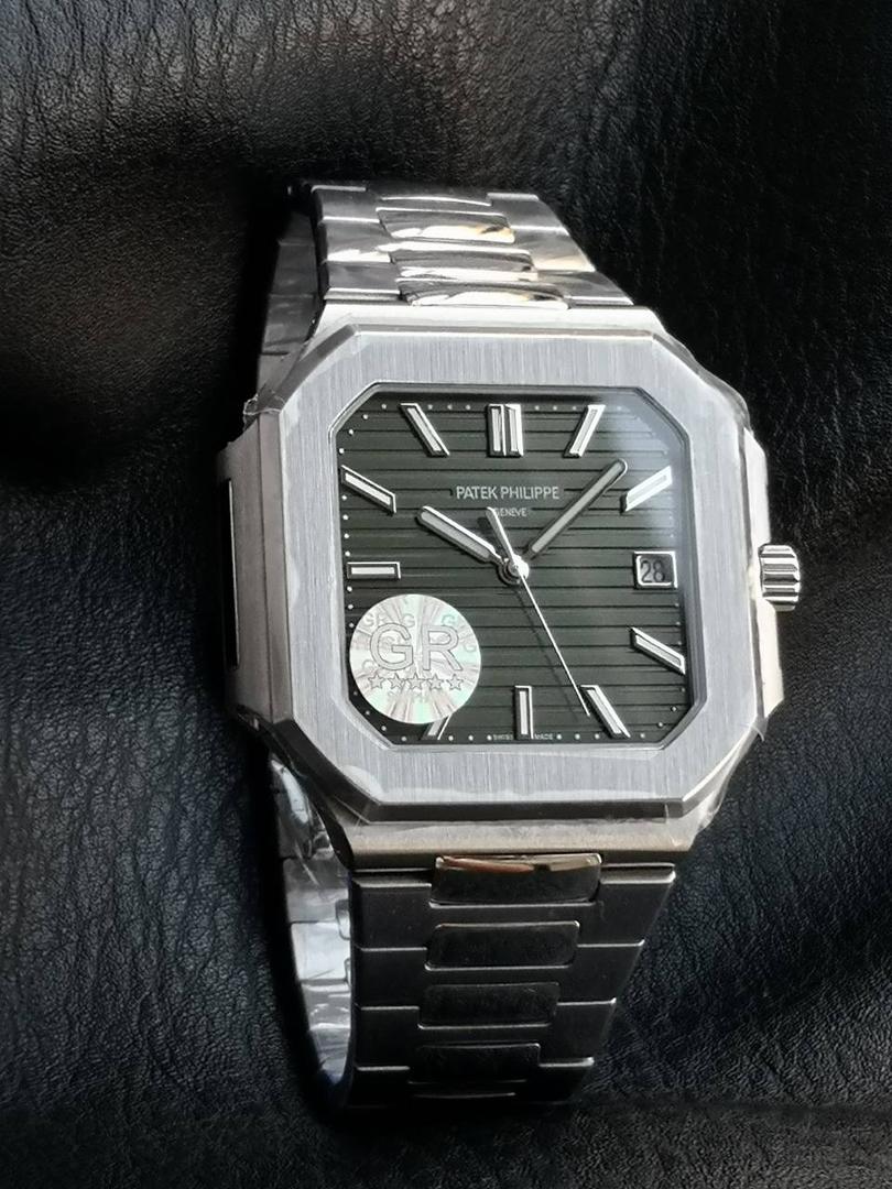 百达翡丽 方形 新系列CUBITUS 5821腕表 亮点特色：1️⃣机芯:搭载定制9015改Cal.26-330 SC一体机，调时不停秒，调时不停秒，摆轮位置均与正品一致，自动上链机芯。2️⃣钢带:316L定制级人体工程学表带，新扣款式。3️⃣表壳:尺寸45毫米厚度仅8.3mm，为表壳对角线长度(即10点位至4点位),因为表壳近似于方形，上下边的宽度会小于这一数值，所以视觉效果并不是很大。 搭配上，5821属于运动风格腕表，日常搭配正装和休闲风格也可以。