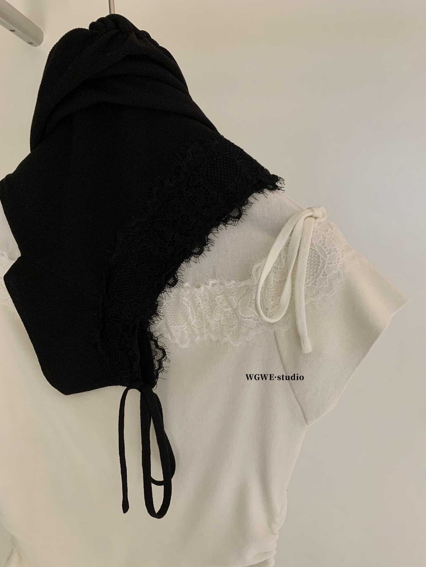 1794 Black tie-strap top | 黑色绑带露肩上衣