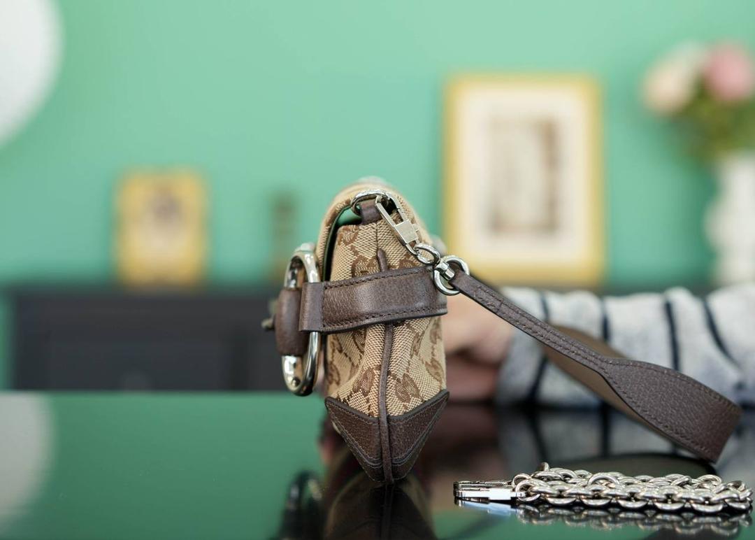 👜Gucci Horsebit Chain小号肩背包 27cm💕 GG 2023走秀款 复古的设计加上显眼的马衔扣 时髦感瞬间提升,配色超高级，复古感拉满 这款链条包简直是女主包的代表 它的设计既简约又不失个性， 着实有点酷飒的腔调，感觉置身03年的秀场！ 多种背法出街，百搭有格调！ 官方款号 764339 尺寸：11.5x27x5cm