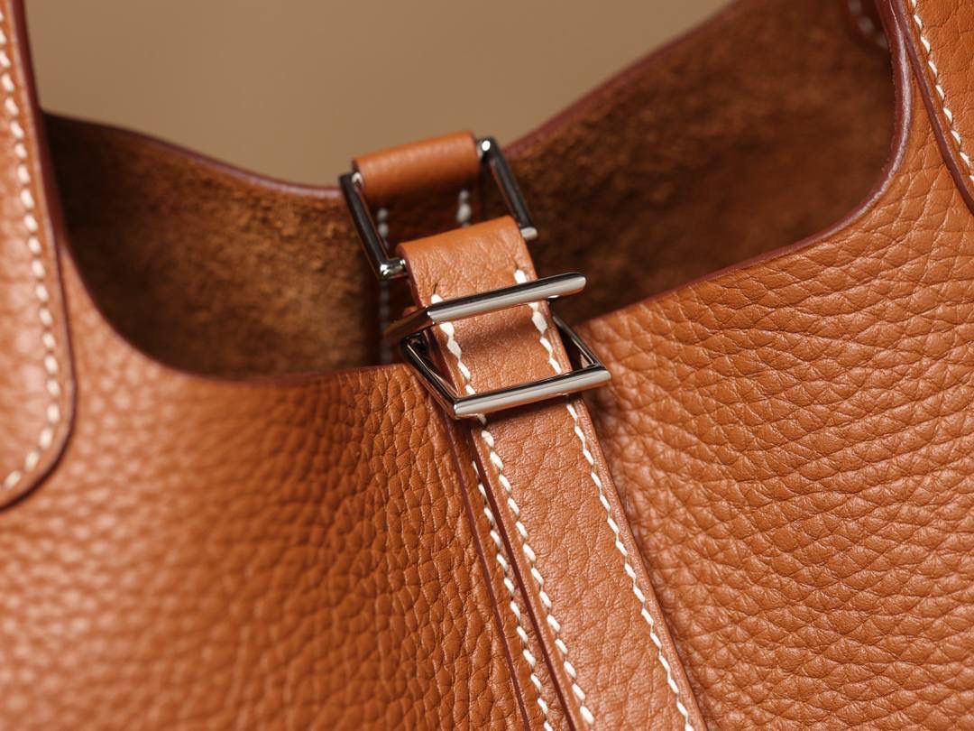 H菜篮子🧺✨ 金棕18cm银扣 独家渠道货！独家背景！高清实拍图！ 每个细节可放大看，全网天花板级别的菜篮子，独一无二的过验产品，每个细节都是对版的！ 纯手工制作、细工慢活、工匠精神雕刻的艺术精品！零售后，包满意！奢侈品中的精品之作！💯 尺寸：18 X 19 X 13.5cm