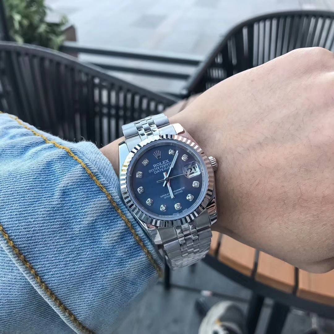 劳力士，Rolex系列日志腕表，采用全自动机械机芯，【表壳直径36mmX厚10mm与原装同步】有人钟情其精确，有人欣赏其典雅，有人喜爱其坚固，至尊名表劳力士（Rolex），品质精良，工艺精湛，糅合尊贵、典雅和独特气质于一身，位列世界手表业之翘楚，被称为“精确”的代名词，自家拍摄图片 演绎出奢华与精致的品牌精神