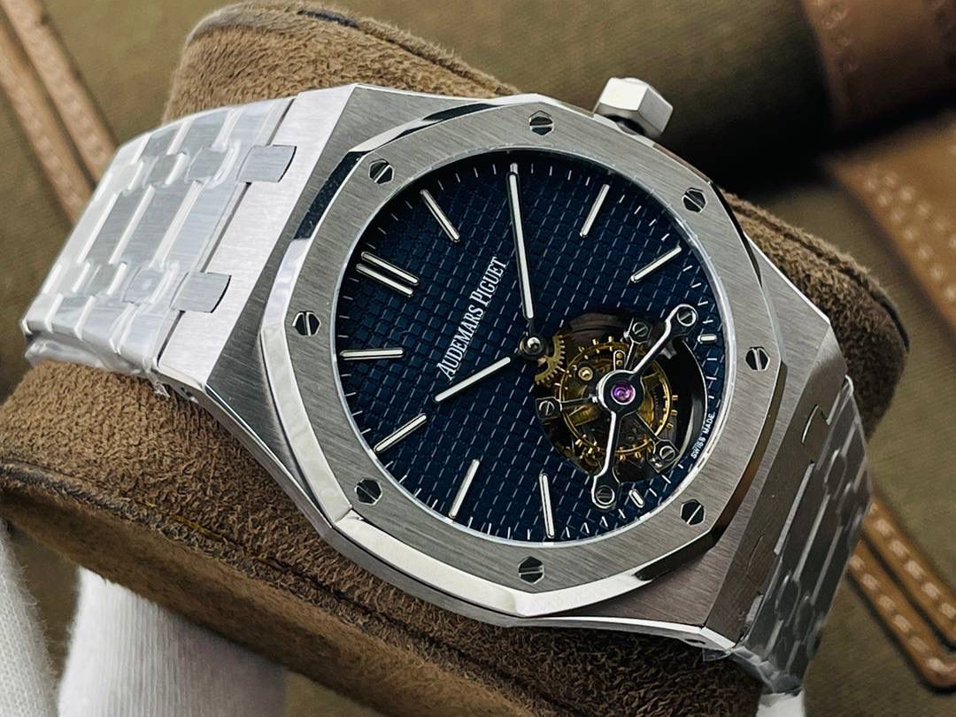 爱彼A P皇家橡树陀飞轮精品腕表 升级细节🔥 1⃣️独家订制Cal.2924机芯，动力储存68小时！ 2⃣️腕表依旧保留的八角形表圈、标志性的六角形螺丝以及经典表带！ 3⃣️皇家橡树系列超薄陀飞轮腕表在经典的“Tapsisserie”格纹上进行再度创新，形成了新的格纹“Tapisserie Evolutive”！熟悉又陌生的表盘格纹装饰带来全新观感，成为这款腕表的点睛之笔。 4⃣️表壳直径为41毫米，厚度为11.2毫米！