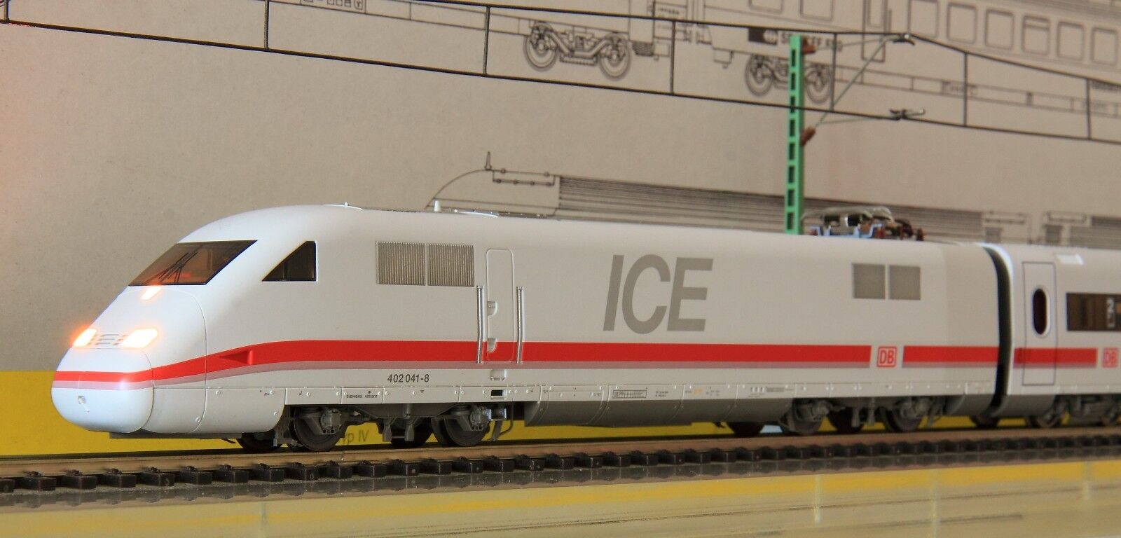 Germany High Speed Train: Inter-City-Express ICE2 Fleischmann 4452 Twin Cab set DCC Sound