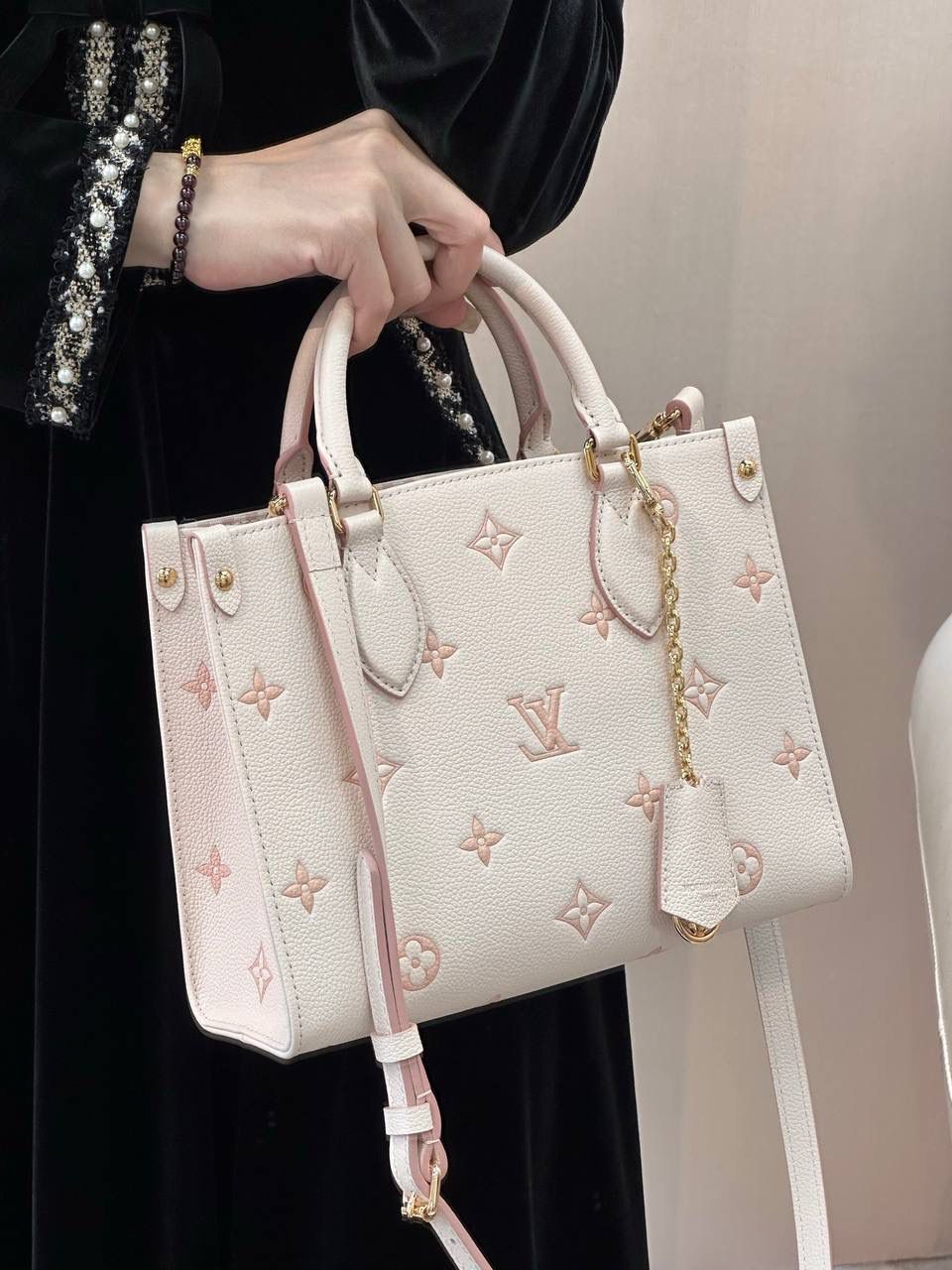 LV Onthego 新款新配色 👜✨ “奶油坚果包”来啦 💕 当经典 Monogram 遇上马卡龙色系，这款真的会让女生直接心动尖叫 😍柔柔的雾乳色，配淡金色五金，看起来就像阳光下的杏仁蛋糕，甜而不腻 🍰包身是压纹粒面牛皮，摸起来软硬刚好，有油润光泽感～细节看得到天然毛孔， 原厂皮质感真的很加分 ✨ 容量也很可以， 虽然不是大号，但日常出门完全够用 👍 📏 尺寸：25 × 11.5 × 19 cm