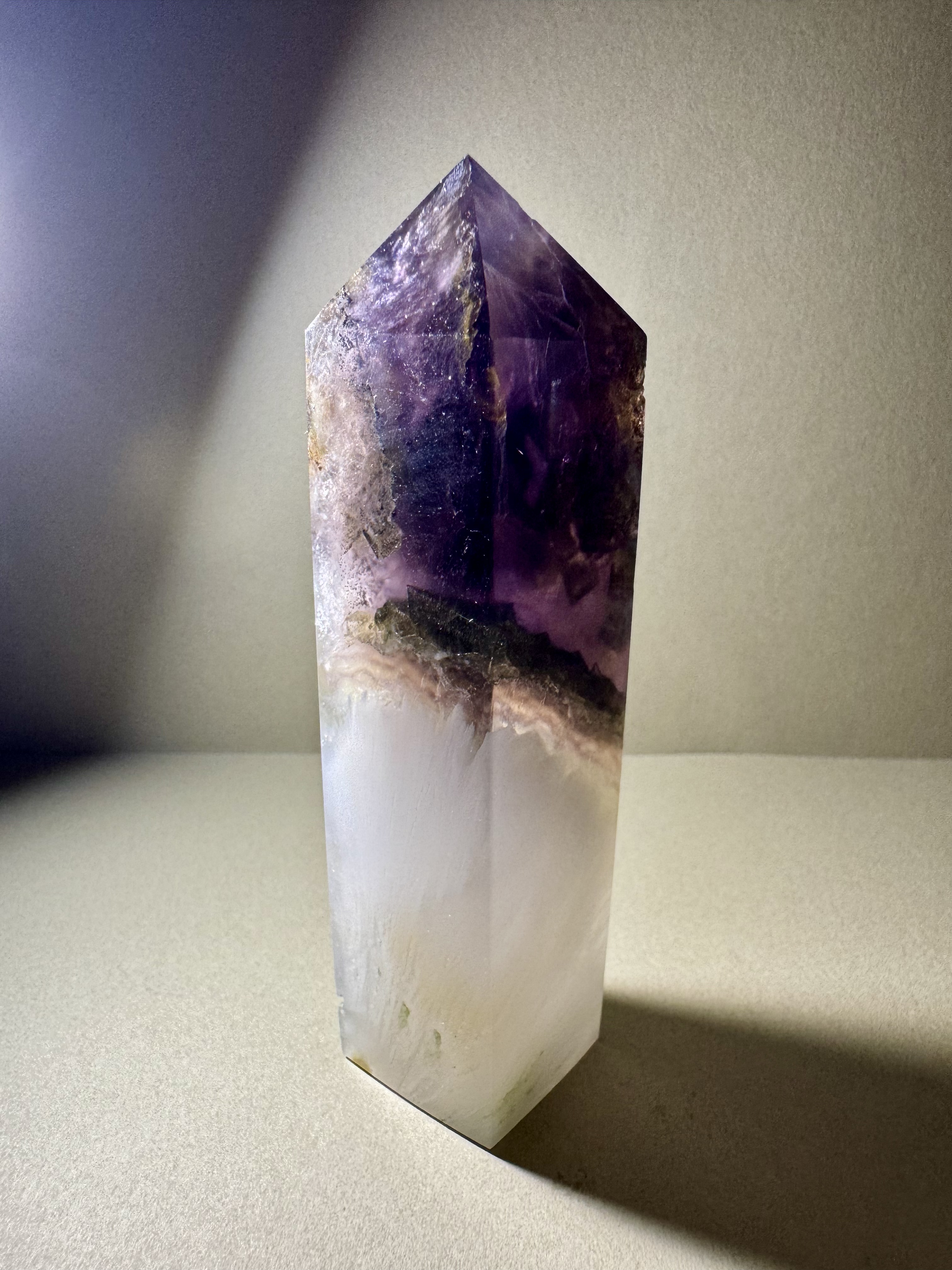 天然水晶柱 － 紫螢石、黃鐵礦、白兔毛髮晶共生