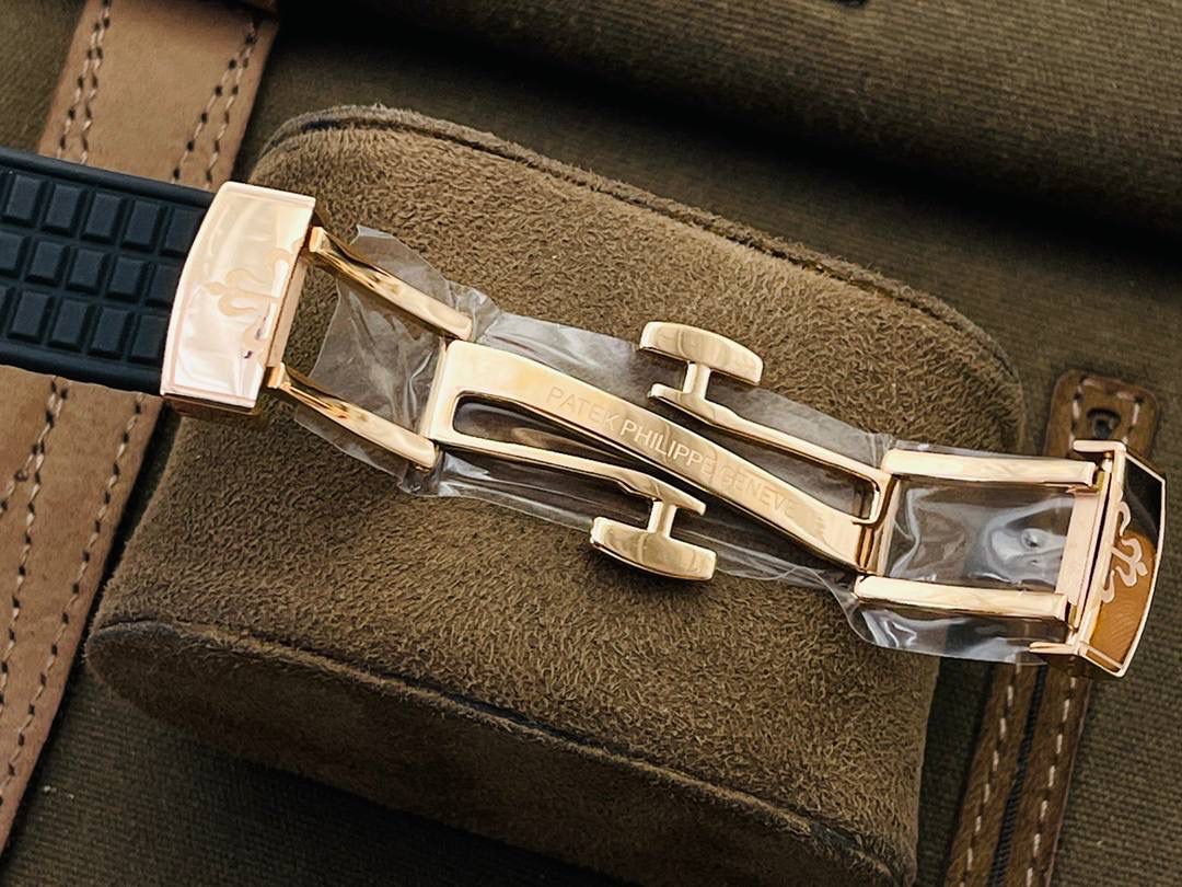 最强版本来袭 百达.翡丽AQUANAUT女装款石英系列，打造市面最佳副本，带来全网最佳体验，英姿飒爽，典藏奢华！欢迎女神品鉴！ 1⃣️【表壳】 1.腕表尺寸35.6 毫米X 9.5毫米！圆润的八角形表壳与原装一致，保持着复古的造型和精湛的做工。 2.旋入式把头设计和实心底盖结构吻合与原版。 3.表圈镶嵌46颗顶级施华洛世奇水晶（1克拉）表壳镶嵌88颗顶级施华洛世奇水晶（1.91克拉） 2⃣️【精彩细节】 1.采用与原装一致的天然复合橡胶（Tropical）材质，经久耐磨，可抵抗海水侵蚀和紫外线辐射。 2.完美克隆Aquanaut经典式折叠式表扣，即使在非常细小的拐角处上也做有倒角润饰，确保还原正品般的舒适感。