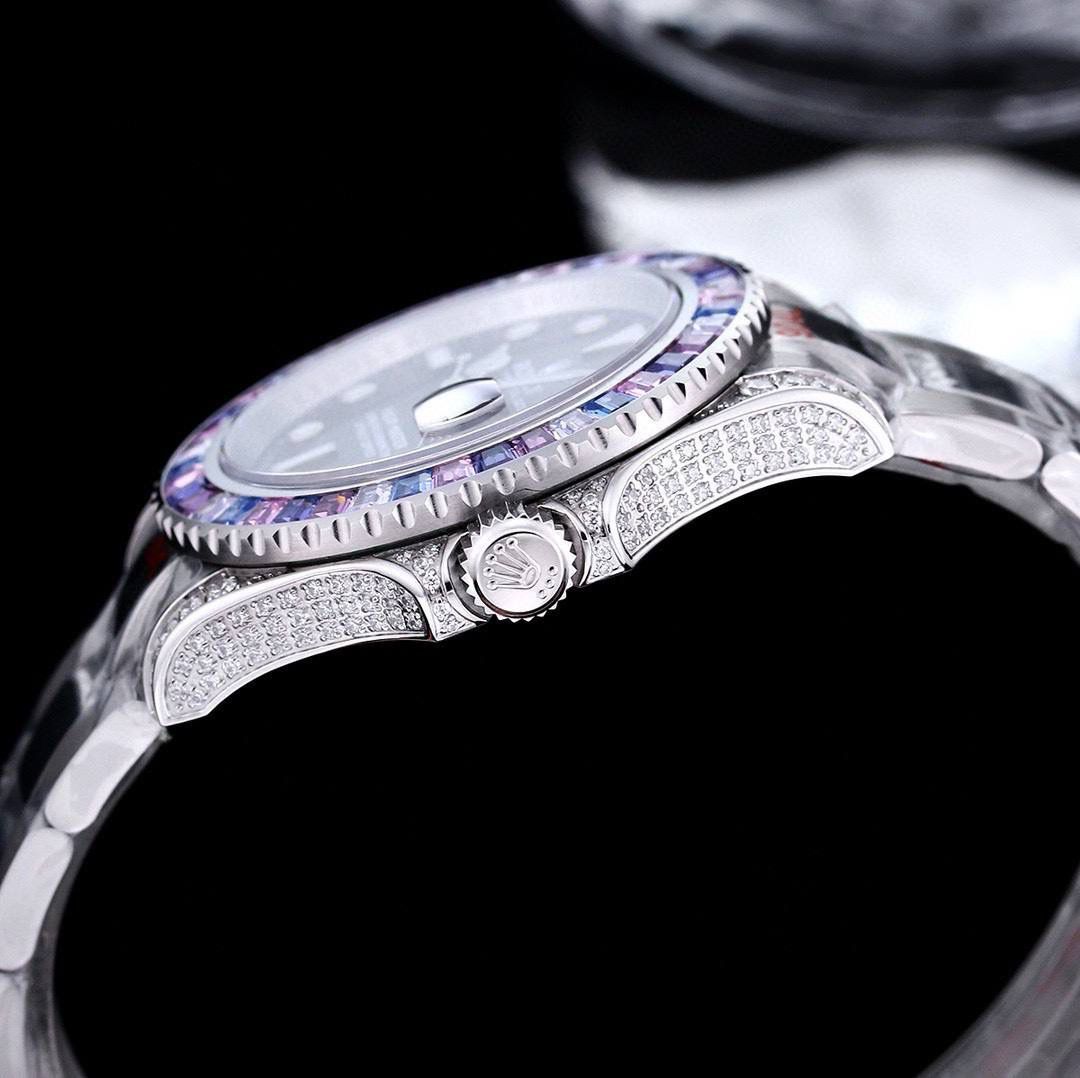 【 ROLEX 】劳力士 全球限量宝石款-游艇名仕型，美学上推迟了极限，在这款表上您可将对珠宝和瑞士腕表的喜爱合二为一。表圈、表壳、表扣都镶满施华洛世奇美钻！行走的艺术品，身份与地位的象征，气场一目了然！实物惊艳！爱不释手❤️ 【机芯】采用象征着劳力士的灵魂蓝游丝3135全自动一体机，性能极为稳定。 【表壳】腕表尺寸40mm 每一细节做到一比一完美复刻。 【表带】采用904L精钢材质锻造，表带为经典的蚝士造型、表带两边拉丝工艺中间高抛光，表扣与原装一样双重保险扣、表扣刻字清晰可见.(另附赠一条胶表带） 【镜面】蓝宝石镜面。超强夜光字面，字面颜色更细腻做出了与正品一致的视觉效果！ 🍻上手震撼尊贵非凡。您值得拥有！