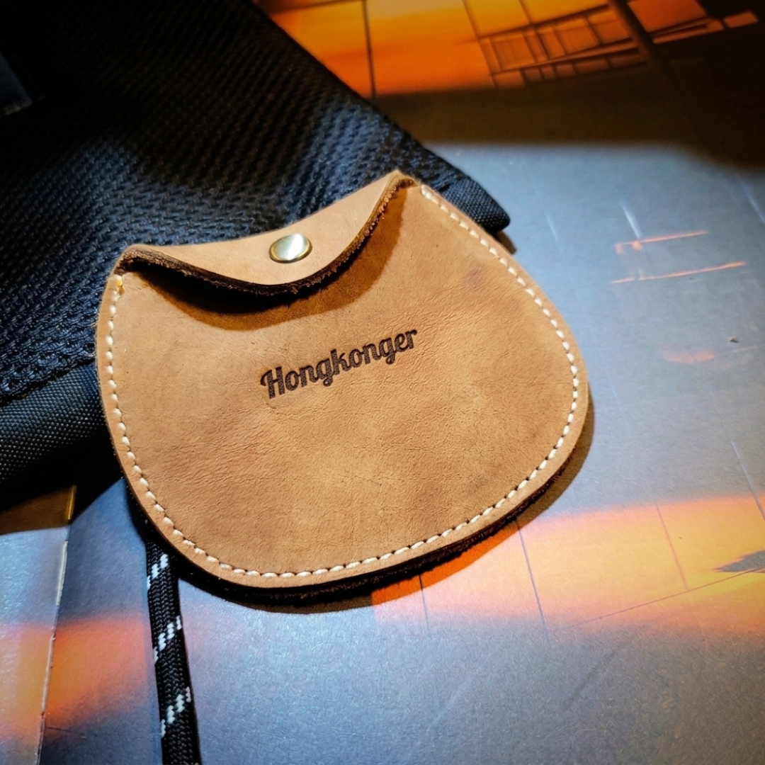 「Hongkonger」復古斜體字原色皮小物袋