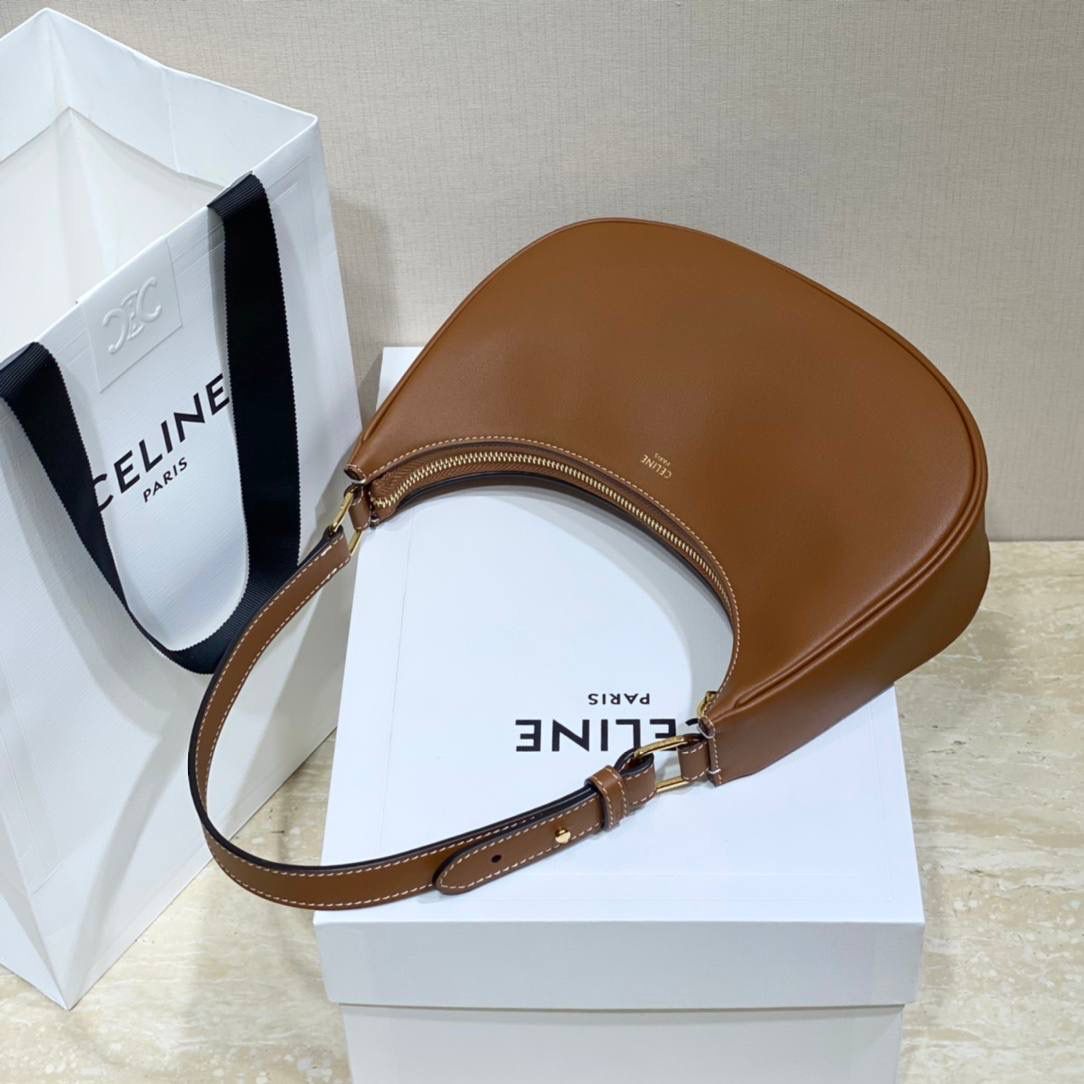 🔥大货实拍图 𝗖𝗘𝗟𝗜𝗡𝗘 ♥ 光滑全皮纯色𝗔𝗩𝗔 此番Ava bag以Smooth Calfskin材质呈现丝滑流畅的外观，再搭配精致饰边，小牛皮衬里与五金配件，尽显简约高雅格调。 型号：193953 尺寸：23*14*7cm