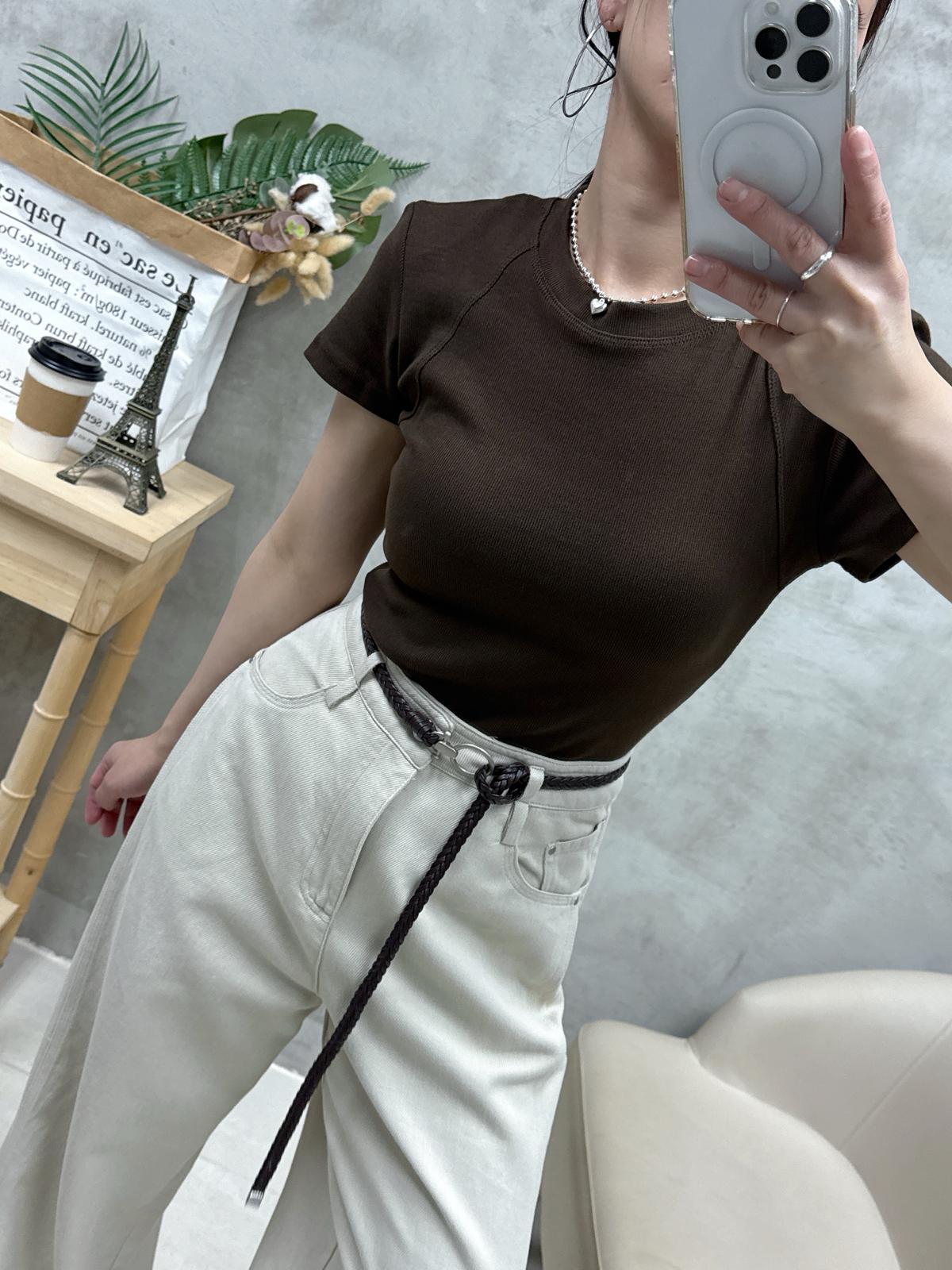 D22 後背設計凈色Tee