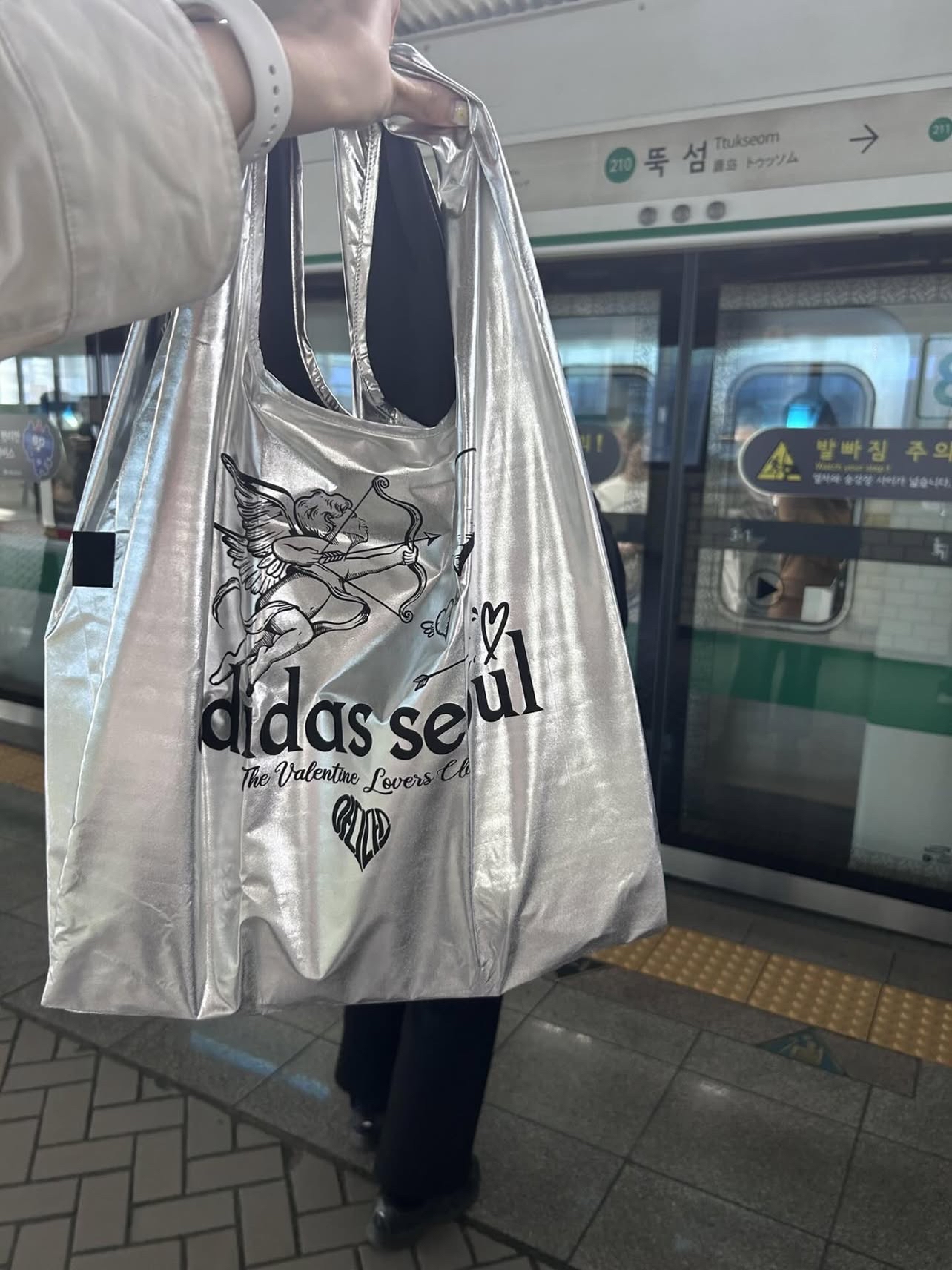 💟現貨💟🇰🇷韓國聖水洞限定ADIDAS 型格銀色愛神邱比特💘ECO BAG
