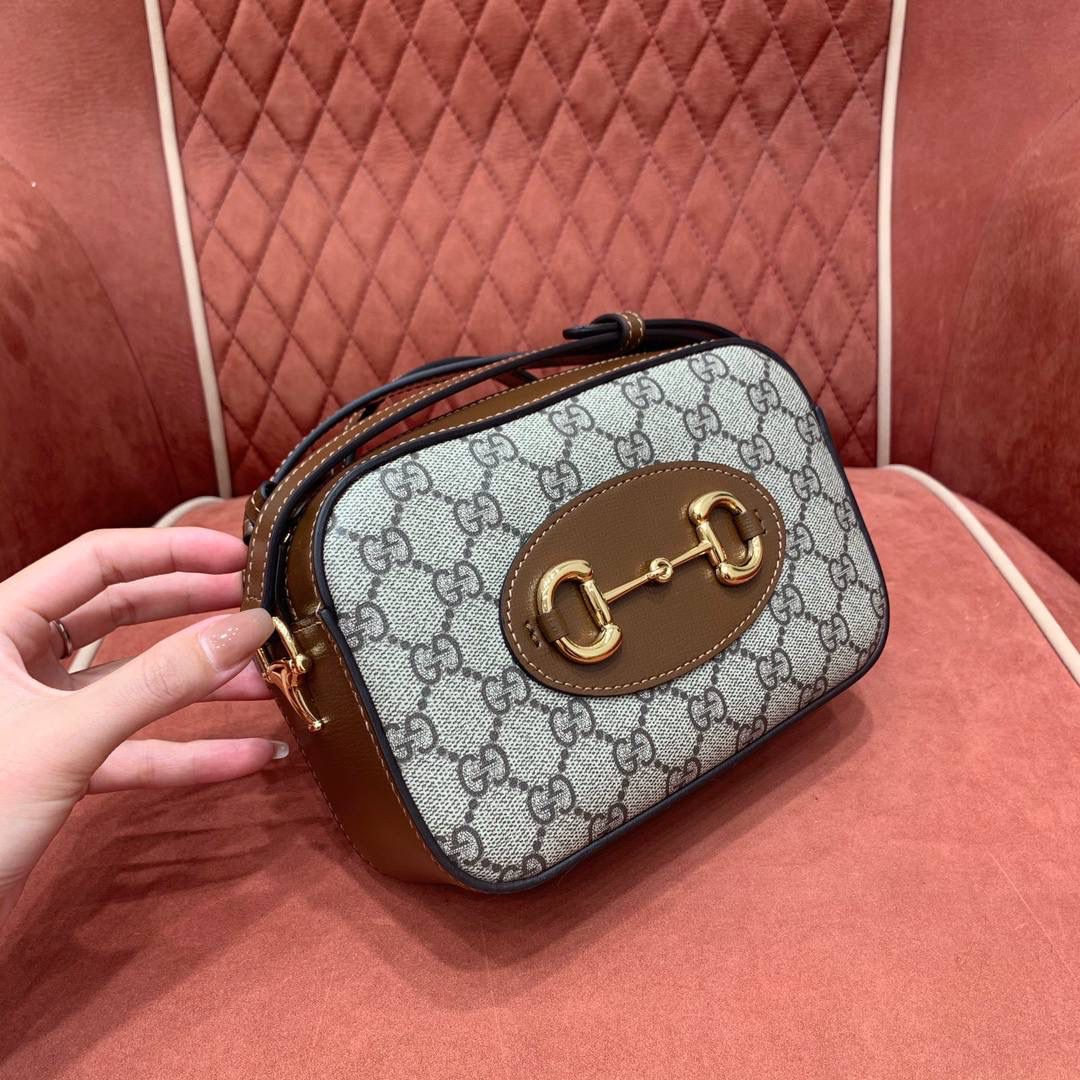 吐司🍞大爆款🔥 再来一组细节图；以表达我对他的强烈爱意，哈哈哈哈哈哈！Gucc1 horsebit 吐司包🍞(顶级原皮) 啊啊啊啊啊！！超级无敌大爆款！这应该就是我心目中的白月光， 实物是那种看到不需要犹豫马上就会买的， 相机包很多款，目前为止这个是我心目中的top 马衔扣元素和这个面料一直是我最爱的搭配设计 只是没有想到做成相机包可以这么可爱有趣 简简单单的造型却如此耐看且有那么一点高级感 跟其他相机包完全不一样！！反正这个我一拿到我就很爱很爱很爱！这个你们都可以入，必定会成为经典款！ 型号760196；尺寸20/13/6cm