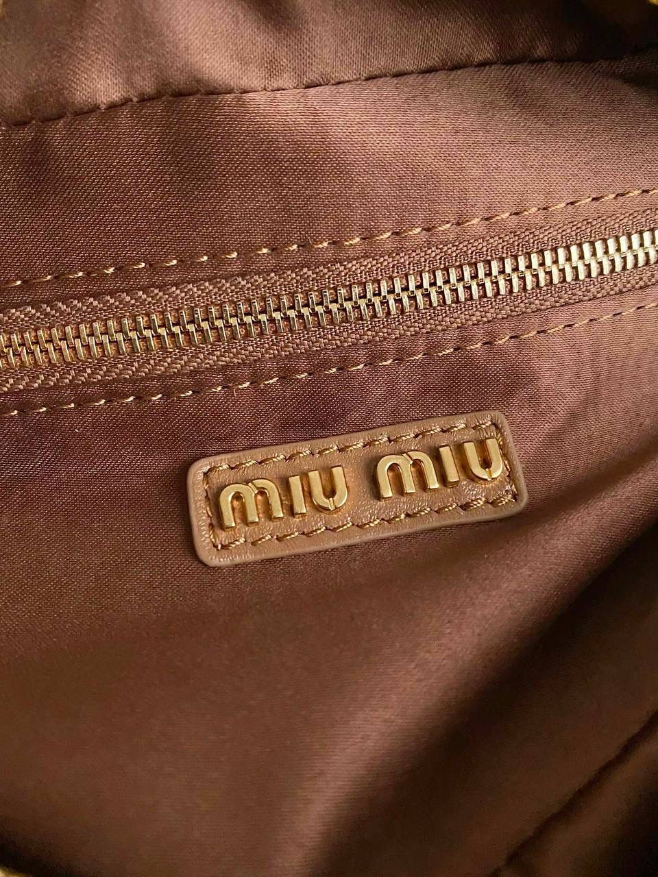 🈶焦糖小号 𝗠𝗶𝘂𝗠𝗶𝘂褶皱保龄球 火爆全网都不用多说，人手一只的程度 我们用的是进口小羊皮！非国产皮料 肉眼可见的细腻，软软糯糯触感非常好！他家经典独特的褶皱工艺，是要有一定厚度 底料太薄了都做不出它的饱满和弹性 更不是市场通货干瘪瘪的褶皱，实在太假 我们新合作的老师傅在这细节上扣的很认真 一缕一折都有zp的神韵，且做到对版！！ 追求高品质的来🔥⚡️ 小号：22×10.5×7.5cm，#F0011m 大号：27x12x9cm