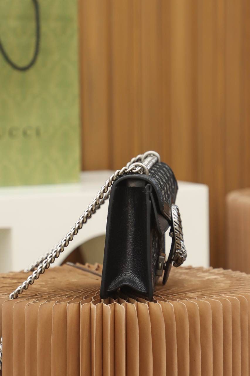 𝐃𝐢𝐨𝐧𝐲𝐬𝐮𝐬 𝐃𝐞𝐧𝐢𝐦 𝟐𝟓【全铜五金499623】原厂皮 ▪️尺寸大号：25*13.5*7cm▪️ 尺寸小号：16.5*10*4cm 质感十足的虎头设计是𝑫𝒊𝒐𝒏𝒚𝒔𝒖𝒔系列的经典特征，𝑫𝒆𝒏𝒊𝒎黑丹尼牛仔系列，搭配经典的元素，有一种复古与狂野完美融合的氛围，黑牛仔的质感，让酒神系列显得更加年轻化， 更加时髦感十足，复古百搭更加耐看，酷感十足，暗黑牛仔与老花的邂逅充满惊喜，永不过时的丹宁元素，必入款， 这次袭卷了神秘又不失格调的黑色丹尼牛仔系列！🔥🔥