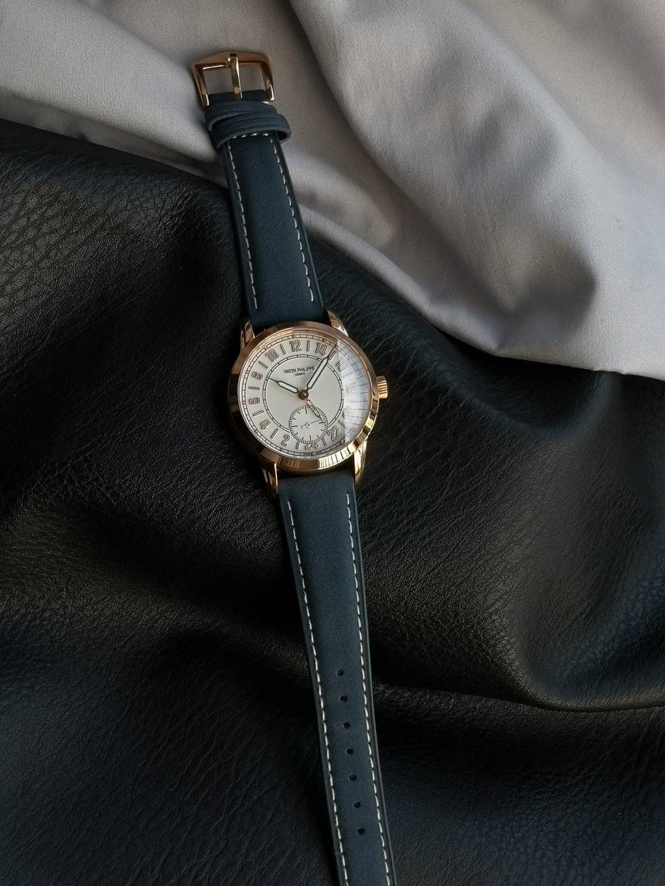 百达翡丽复杂功能系列5224R-001重磅登场，复杂时计腕表，以超复杂的工艺技术打造休闲运动腕表。 机芯采用复刻版31-260 PS FUS 24H自动上链机芯，在实现外观的逼真前提下，功能一并完美诠释。 改装大师独立制表人，倾情参与定制改装表盘颜色，给予独一无二的腕表增添有趣的灵魂！ 匠心力作 欢迎各位表友品鉴！