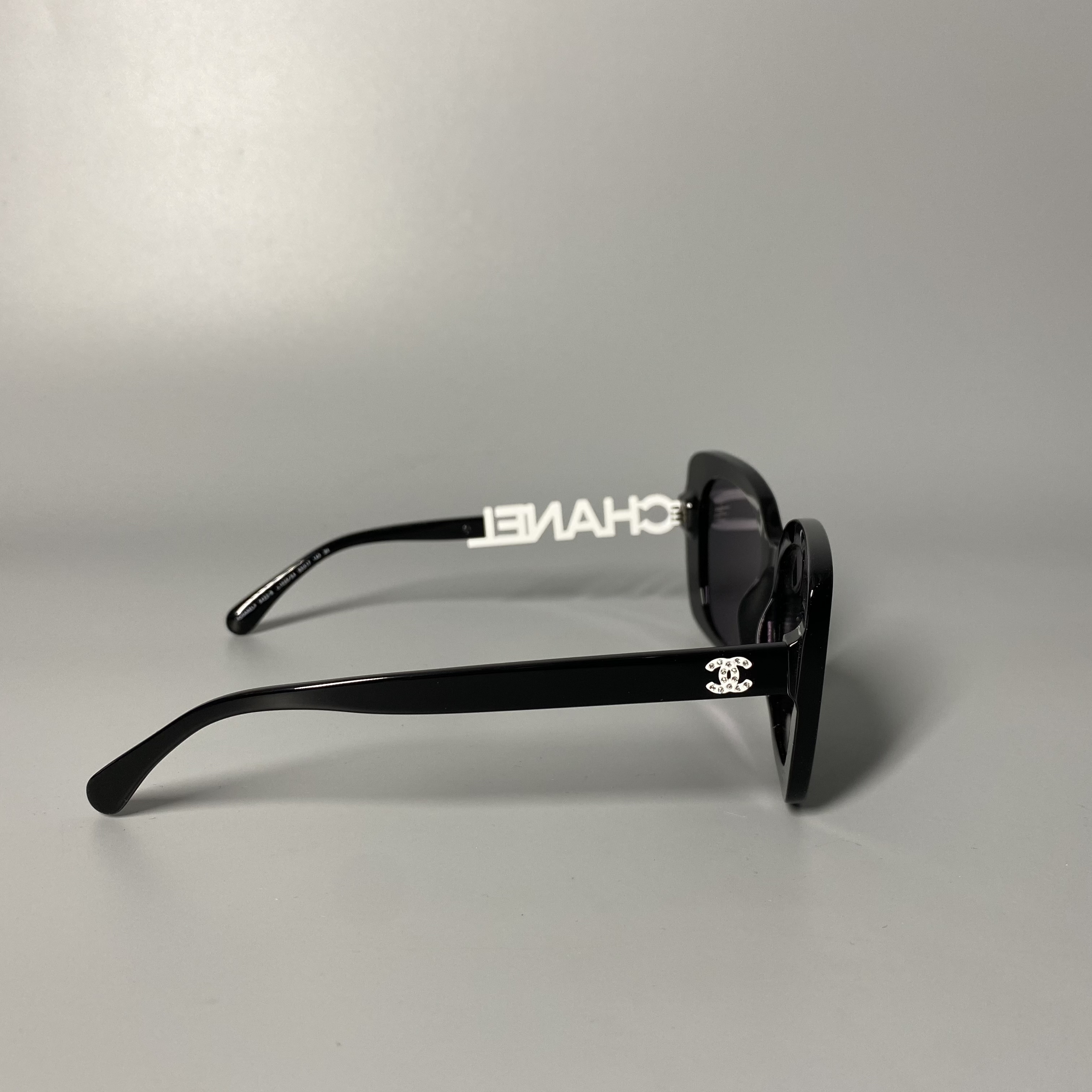 現貨✨🫶🏻熱賣款🪩Chanel 白色小閃石太陽眼鏡