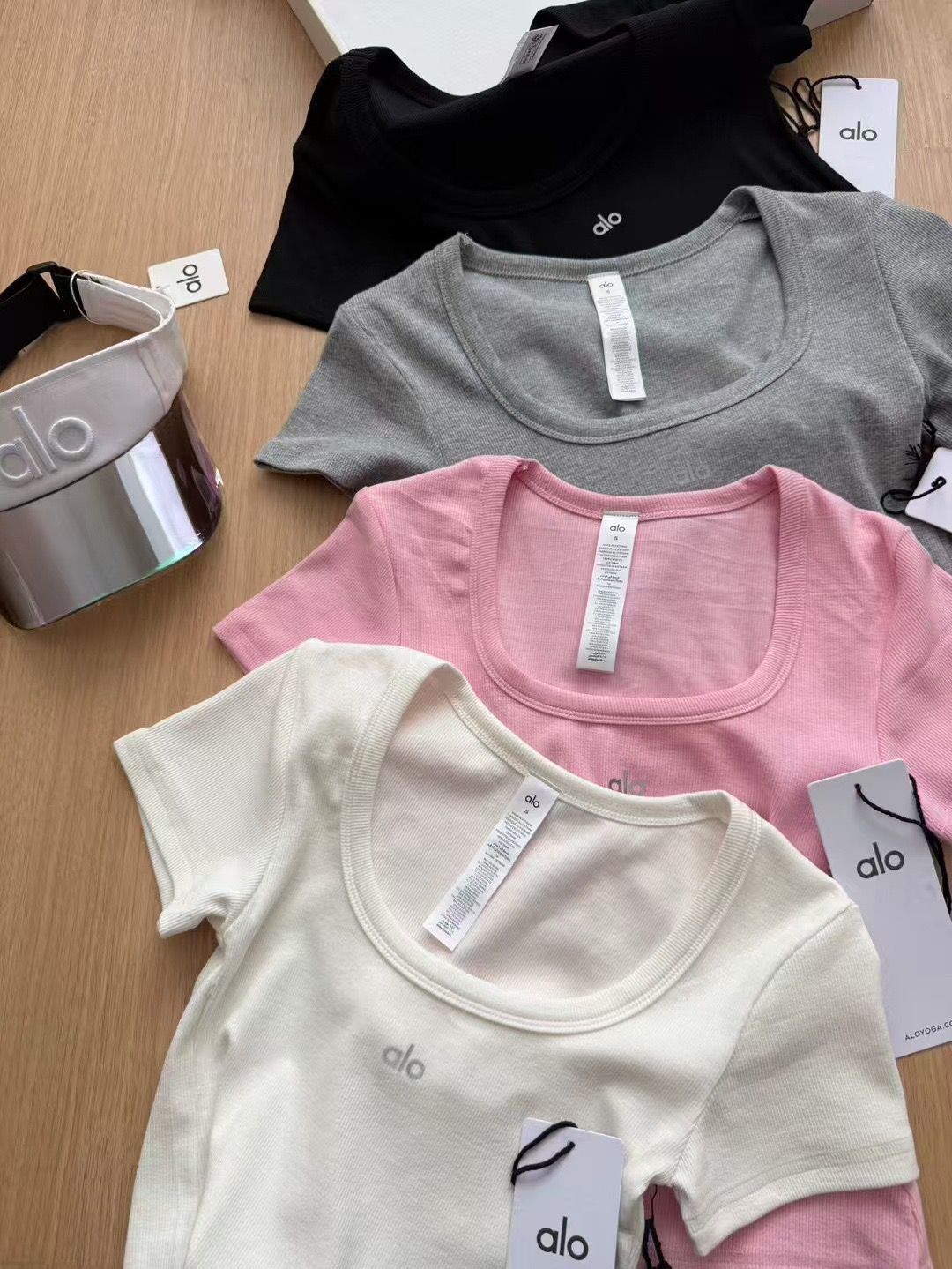 $85件。2件起$75件。Alo修身U領短袖