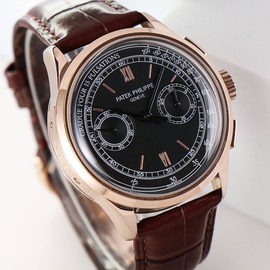 百达翡丽复杂功能时计5170G多功能腕表，堪称腕表精品当中的精品！😍✨🔥 腕表直径为42毫米，作为一款男士腕表，它的表盘大小适中。为我们奉上对称的美感，整个表盘的布局大方得体，包括了如此之多的功能的同时，又不会让人觉得繁杂。 机芯采用了7750机芯完美还原正品诸多功能，提供了强大的时间衡量功能。意大利牛皮表带，专属的灯笼扣，任何季节，任何场所，任何职业人均适合佩戴，让手腕佩戴得更舒适，让气质绽放。此款腕表具有30米防水功能，满足大众日常生活，休闲度假必备腕表。 百达翡丽5170G可以说是腕表中的精品，功能方面的巧妙构思，外观上的合理布局，以及优越的机芯性能，无一不体现出百达翡丽的独特设计，一件经典的艺术品，一件完美的收藏品。