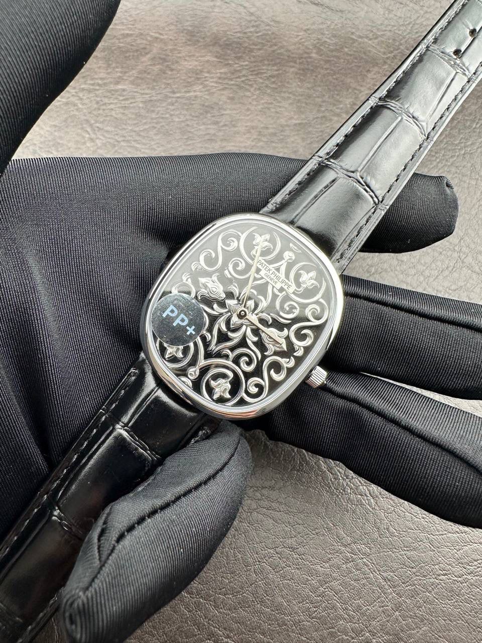 PP➕ Factory2025新品首发｜百达5738系列 68克配重版 复刻经典，更胜经典——GOLDEN ELLIPSE 黄金椭圆腕表重磅登场！ ✅ 黄金分割美学重塑：遵循1:1.6181经典比例，34.5MM×39.5MM椭圆表径搭配7.7MM纤薄厚度，复刻古典韵味与佩戴舒适度。 ✅ 316L精钢表壳：介于圆形与矩形之间的别致椭圆轮廓，还原原版线条张力，质感细腻出众。 ✅ 3D立体云贝母表盘：专属浮雕打印工艺，折射神秘深邃光泽，告别市面暗淡平庸款，上手自带高光。 ✅ 定制进口小牛皮表带：21X16尺寸对版原配，搭配同型椭圆表扣，与表壳设计遥相呼应，贴合手腕更显格调。 ✅ 9015精准机芯：走时稳定精准，兼顾实用性与耐用性，日常佩戴无压力。 PP➕不做“远观款”，只为呈现最接近原版的真实佩戴体验——从细节质感 to 上手触感，每一处都经得起近距离审视，让经典韵味在腕间完美延续！