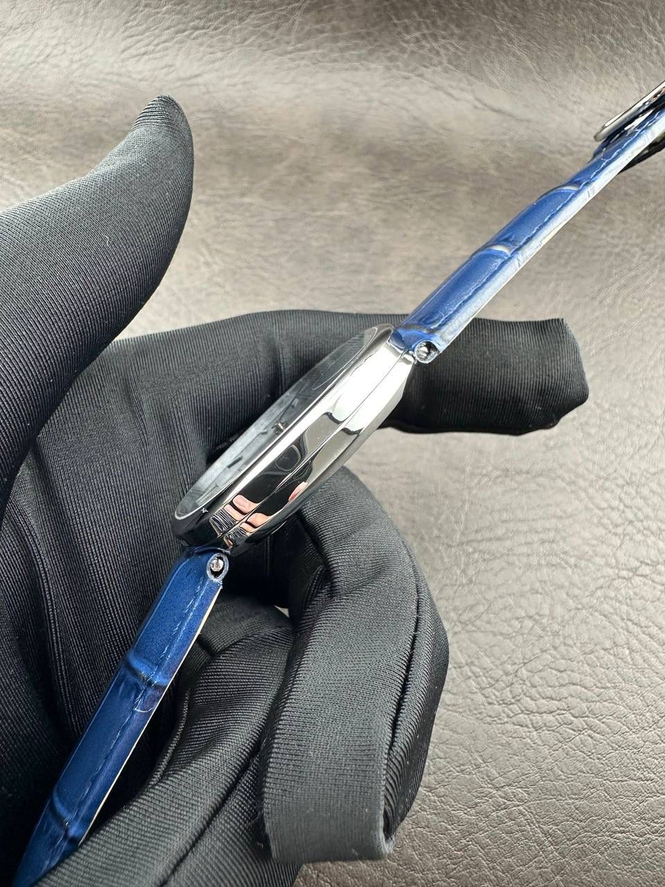 PP➕ Factory2025新品首发｜百达5738系列 68克配重版 复刻经典，更胜经典——GOLDEN ELLIPSE 黄金椭圆腕表重磅登场！ ✅ 黄金分割美学重塑：遵循1:1.6181经典比例，34.5MM×39.5MM椭圆表径搭配7.7MM纤薄厚度，复刻古典韵味与佩戴舒适度。 ✅ 316L精钢表壳：介于圆形与矩形之间的别致椭圆轮廓，还原原版线条张力，质感细腻出众。 ✅ 3D立体云贝母表盘：专属浮雕打印工艺，折射神秘深邃光泽，告别市面暗淡平庸款，上手自带高光。 ✅ 定制进口小牛皮表带：21X16尺寸对版原配，搭配同型椭圆表扣，与表壳设计遥相呼应，贴合手腕更显格调。 ✅ 9015精准机芯：走时稳定精准，兼顾实用性与耐用性，日常佩戴无压力。 PP➕不做“远观款”，只为呈现最接近原版的真实佩戴体验——从细节质感 to 上手触感，每一处都经得起近距离审视，让经典韵味在腕间完美延续！