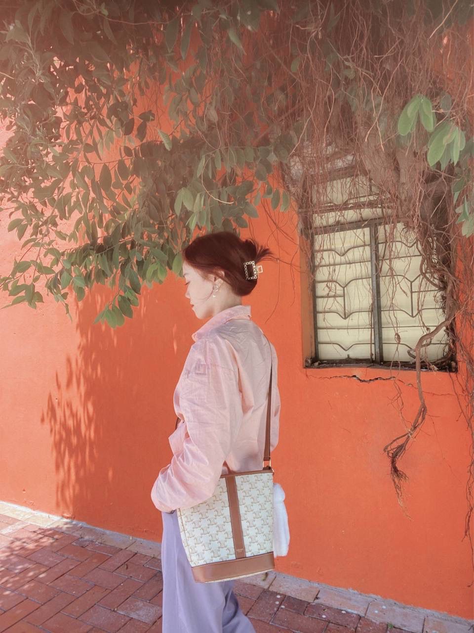 🔥大货实拍图 𝗖𝗘𝗟𝗜𝗡𝗘♥𝗧𝗥𝗜𝗢𝗠𝗣𝗛𝗘 𝗖𝗔𝗡𝗩𝗔𝗦小号水桶 型号：191442 尺寸：30*22*13cm。 小个子女生也能轻松hold住的水桶包🧡