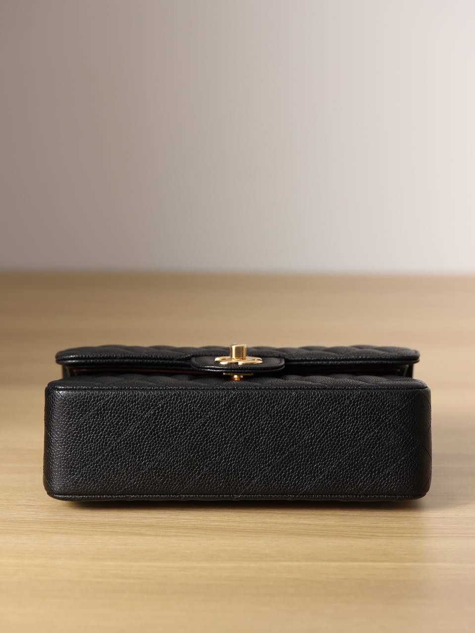 CF经典荔枝纹金扣23cm👜💞 独家渠道货，欧洲原厂进口皮，所有鉴定点都已过，还是个驴一样，渠道货，原厂五金原厂面料，组装货！ 随便对比市场任何一家都没问题，只对比做得最牛的，此款我们自己有买原版！ 我们一直坚持一个原则，无原版不开发，不是自己的货不卖！💯🤟🏻