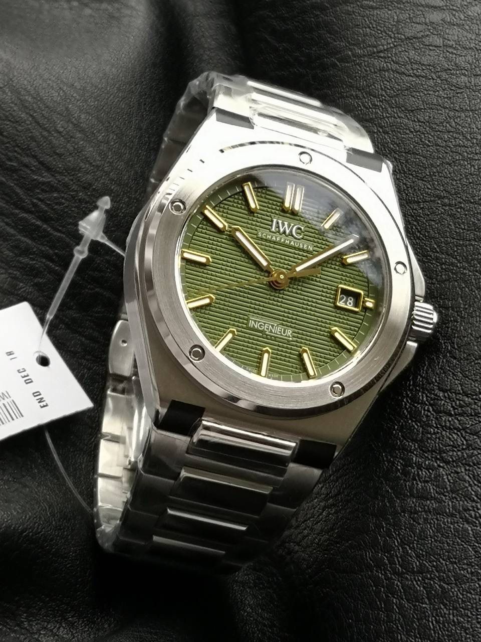 全新工程师自动腕表40 “牛油果”限量款（IW328908），灵感源自《F1®》电影布拉德·皮特佩戴定制表，全球限量1000枚。 采用精钢表壳与表链，“网格”纹饰绿色表盘饰以金质镶贴时标，精妙复刻影片中角色的配色美学。 绿色表盘源于布拉德·皮特的个人标志，搭配“网格”纹理和功能性螺丝表圈，凝练工程师系列的结构语言，致敬IWC万国表与F1赛车运动的长久友谊。