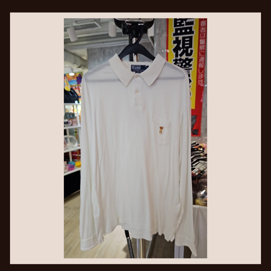 精緻小熊刺繡的白色長袖 Polo 衫，正是來自美國傳奇品牌 Polo Ralph Lauren