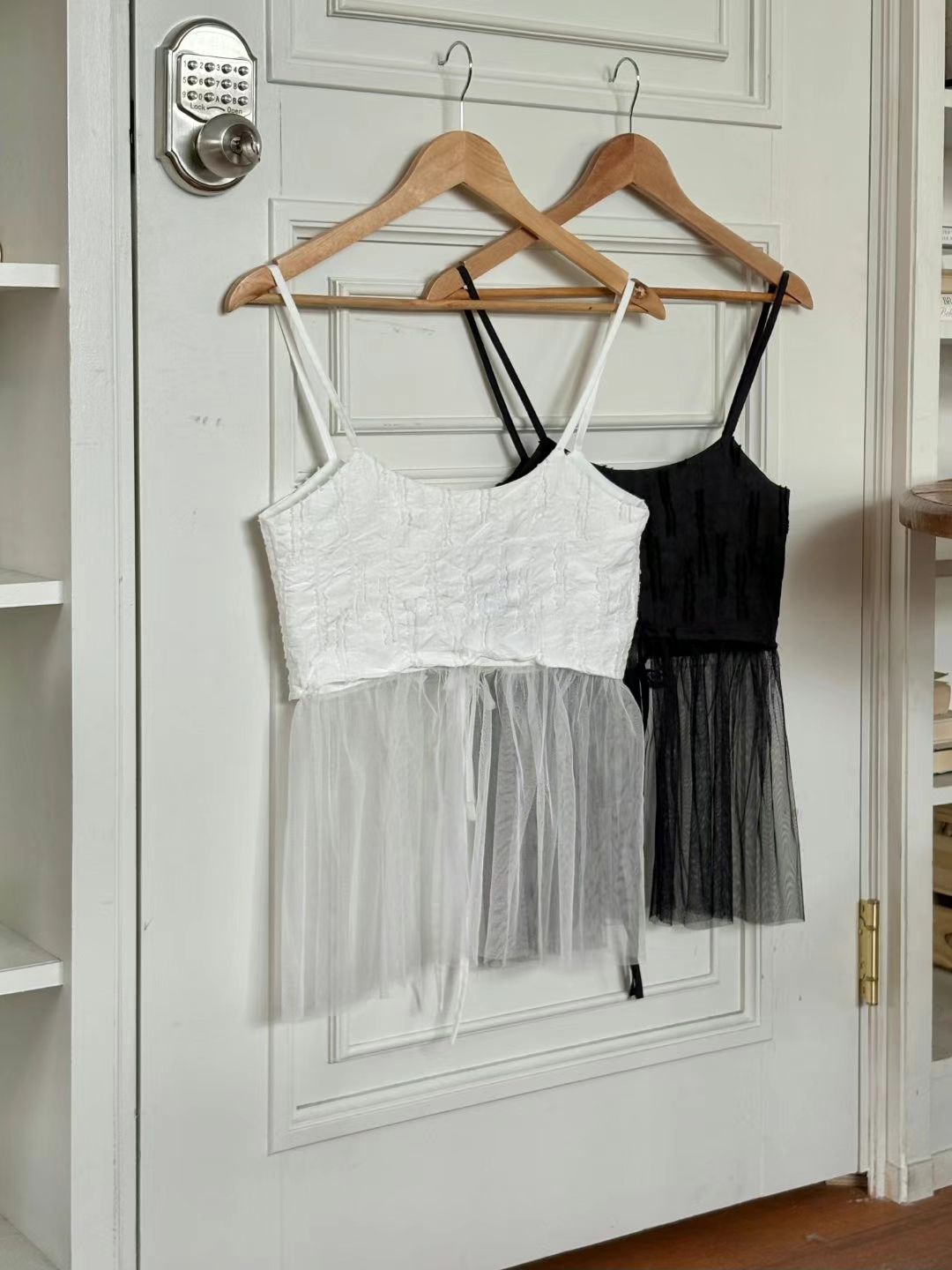 Tie-Front Mesh Camisole & Sheer Pleated Maxi Skirt Set ‖ 绑带网纱拼接吊带上衣＋半透百褶长裙套装 KR0612703