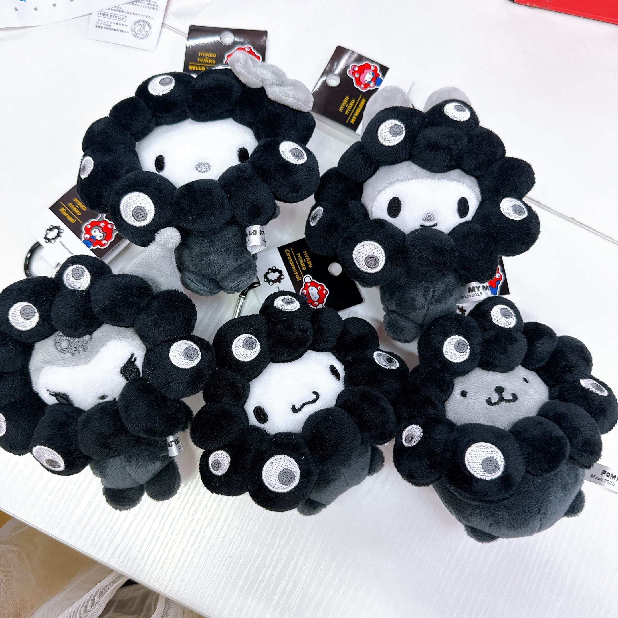 日本直送大阪世博限定黑白灰系列Sanrio公仔掛飾