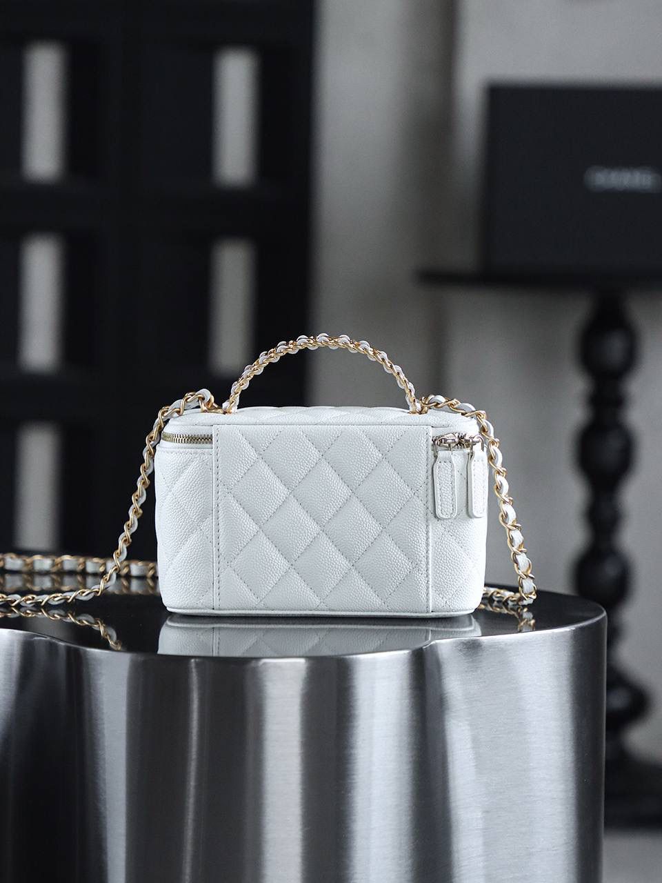 22S鏤空化妝包鑒定版 👜 一包一碼 支持全球鑒定查驗身份證原廠專G Haas皮料過關清單資料可査詢 原來這才是心動的感覺🤍 22S鏤空小盒子的出現，把精緻復古寫在臉上，白金牛簡直是白富美的標配，沒有哪個女生能拒絕帶鏡子的化妝包吧，最大號的手機也能放得下，實用性滿分！ 五金：厚鍍24k復古金 皮料：Haas原廠中球小牛皮 尺寸：16*10*8cm