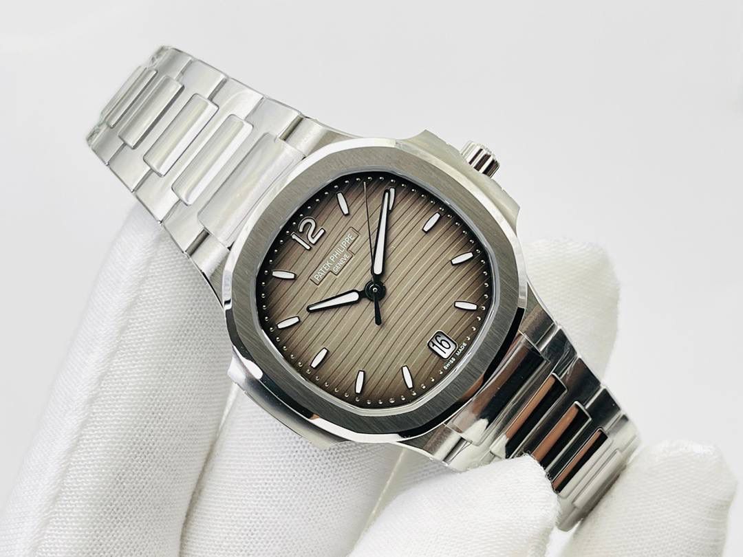 百达翡丽鹦鹉螺女款腕表PP7118强势来袭！ “324”机芯最高版本““到货”” 唯一媲美正品的副本！ 正品完美互换真正Cal.324C一体29钻机芯！ 全新订制版百达翡丽专Cal.324SC自动上链机芯。史无前例厚度和正品一致完全实现。整机根据真正的Cal.324SC机芯设计-1:1尊重原厂设计，傲视市面上一切副本百达翡丽。 机芯尺寸“27.0mm”厚度“3.3mm”动力存储“45小时”数据正品一致！ 腕表尺寸34MM，厚度8.3MM，全网最薄！ “没人能拥有百达翡丽，只不过为下一代保管而已。”