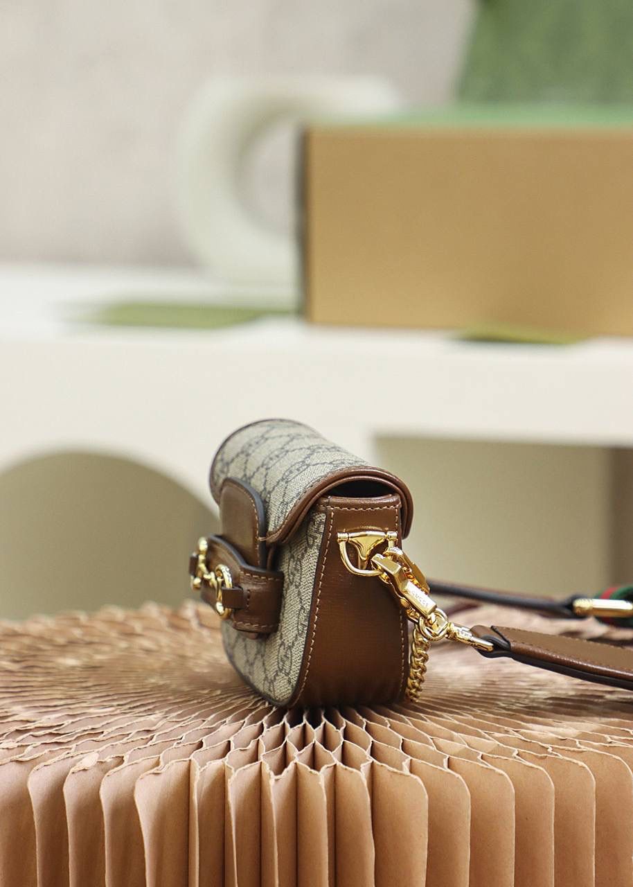 𝐇𝐨𝐫𝐬𝐞𝐛𝐢𝐭 𝟏𝟗𝟓𝟓 𝐒𝐮𝐩𝐞𝐫 𝐌𝐢𝐧𝐢 #699760#原厂皮 YY#600 ▪️尺寸：12*9*4cm▪️ 超迷你小废包小可爱𝟭𝟵𝟱𝟱家族新成员， 超香定律一眼被种草了，大火的𝐇𝐨𝐫𝐬𝐞𝐛𝐢𝐭家族推出小废话超迷你的造型，在设计上颜值也是走心了，没有任何马虎的设计元素，拥有两条可拆卸的肩带，随意凹小可爱，容量确实不大，但是足以满足装可爱就够了！💕💕