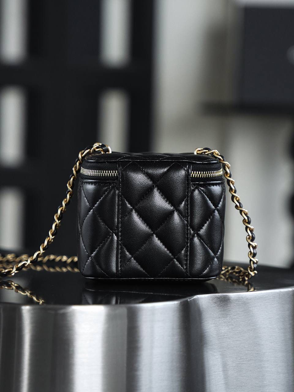 金球口紅包鑒定版👜 一包一碼 支持全球鑒定查驗身份證原廠專G GR皮料過關清單資料可査詢✅ 在時尚的廣袤宇宙中，金球口紅包宛如一顆奪目的璀璨明珠，散發著無可比擬的獨特魅力。 其巧妙之處在於，將口紅收納與精緻手袋完美融合，不僅可隨心調節肩帶長度，更成為點睛之筆，每一次轉動，都宛如開啟時尚魔法的鑰匙 五金：全銅厚鍍24k復古金 皮料：GR原廠小羊皮 尺寸：8.5*11*7cm