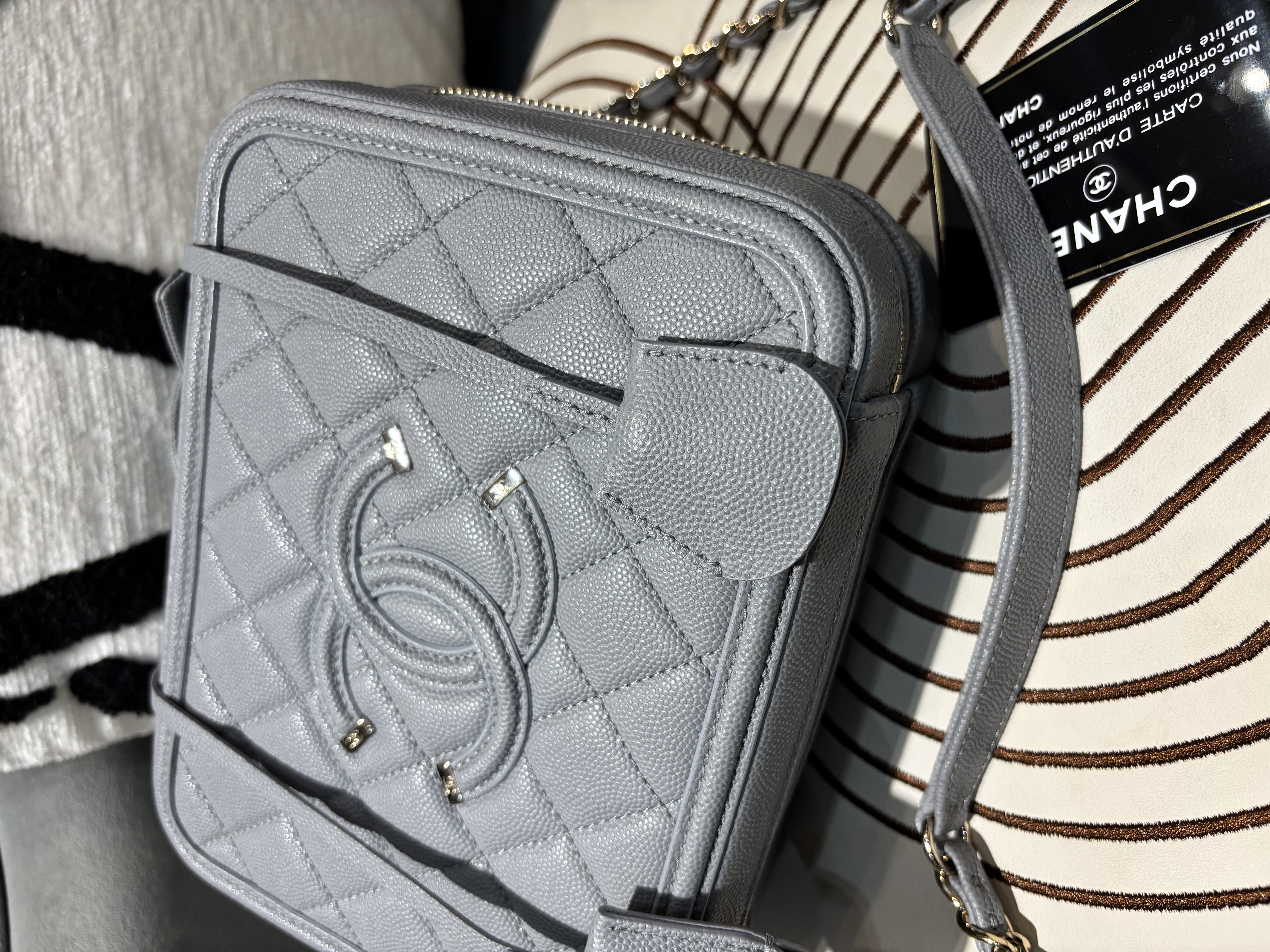 Chanel CC Filigree Shoulder Bag Grey 100%Authentic, 95%New ☑️29Card☑️Dust bag