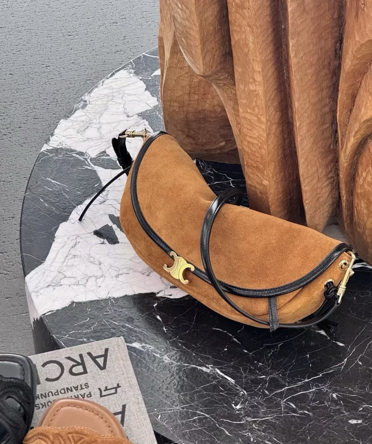 限時優惠✨新款🆕訂貨🍒Celine little halfmoon in suede  軟乎乎的焦糖色麂皮✨好有鬆弛感 Size 25x13x5cm