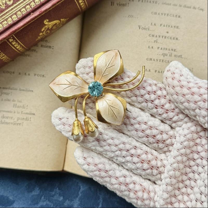 C.a. 1960s Czechoslovakian Hand-Painted Silver White Floral Petals Faux Peal Bud Brooch (MW234)